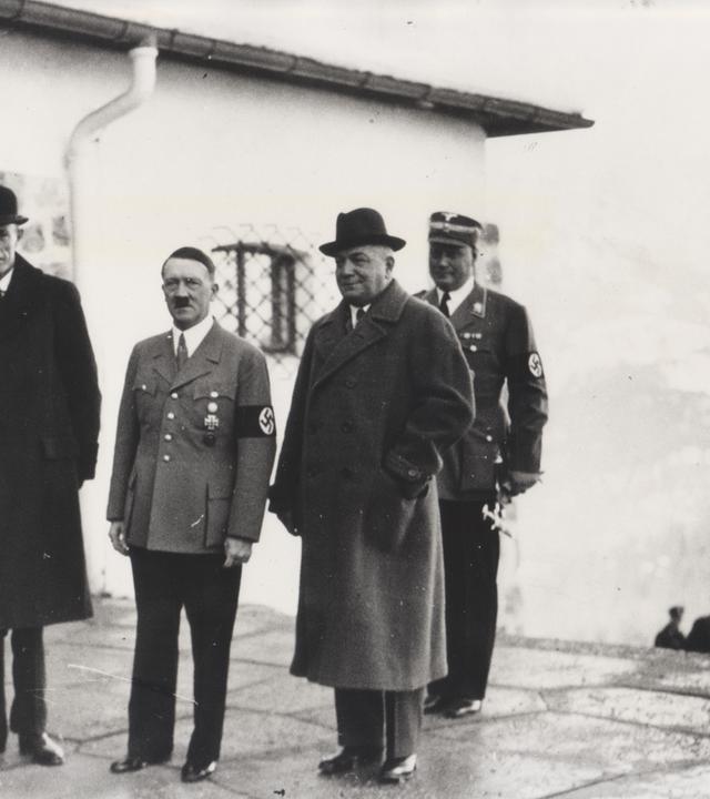 "Countdown zum Zweiten Weltkrieg: Täuschung – September bis Dezember 1937": Schwarz-Weiß-Aufnahme: Hitler mit Lord Halifax auf dem Berghof.