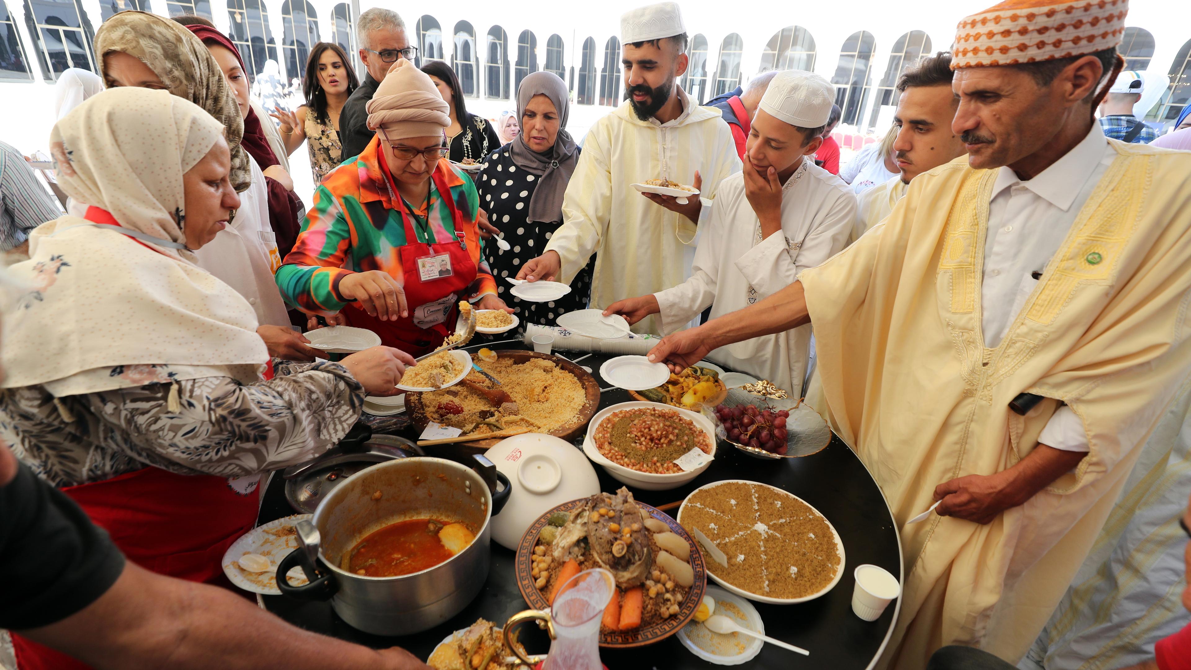 Couscous so weit das Auge (und der Magen) reicht, gibt es am Dienstag beim Internationalen Couscous-Festival in Algier, der Hauptstadt Algeriens. Couscous wird hauptsächlich aus gedünstetem Getreidegrieß hergestellt und dient meist als Grundlage für Eintöpfe mit Gemüse oder Fleisch. 
