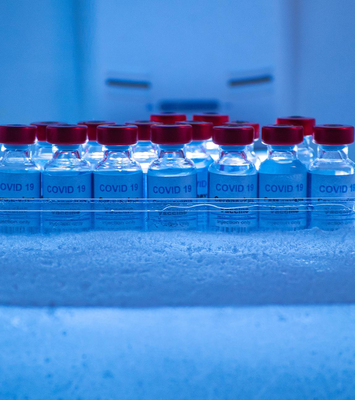 Archiv: Ein Pool von Covid-19-Impfstoffen in einem Eisblock unter Null zur Konservierung und zum Transport