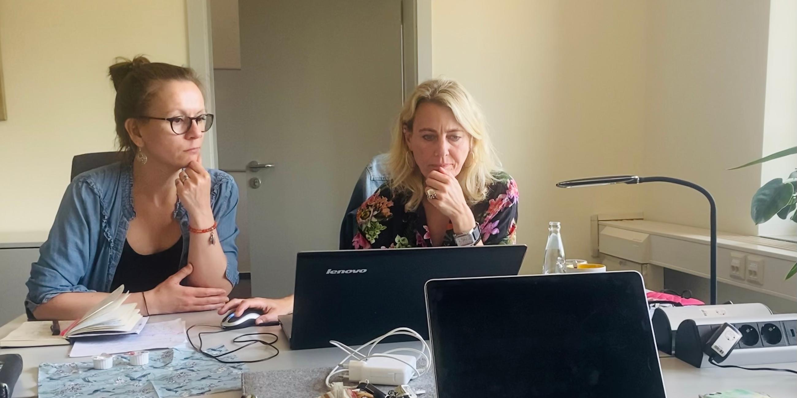 Tanja Klose und Bettina Hüls arbeiten zusammen im Coworking-Space in Salzwedel.