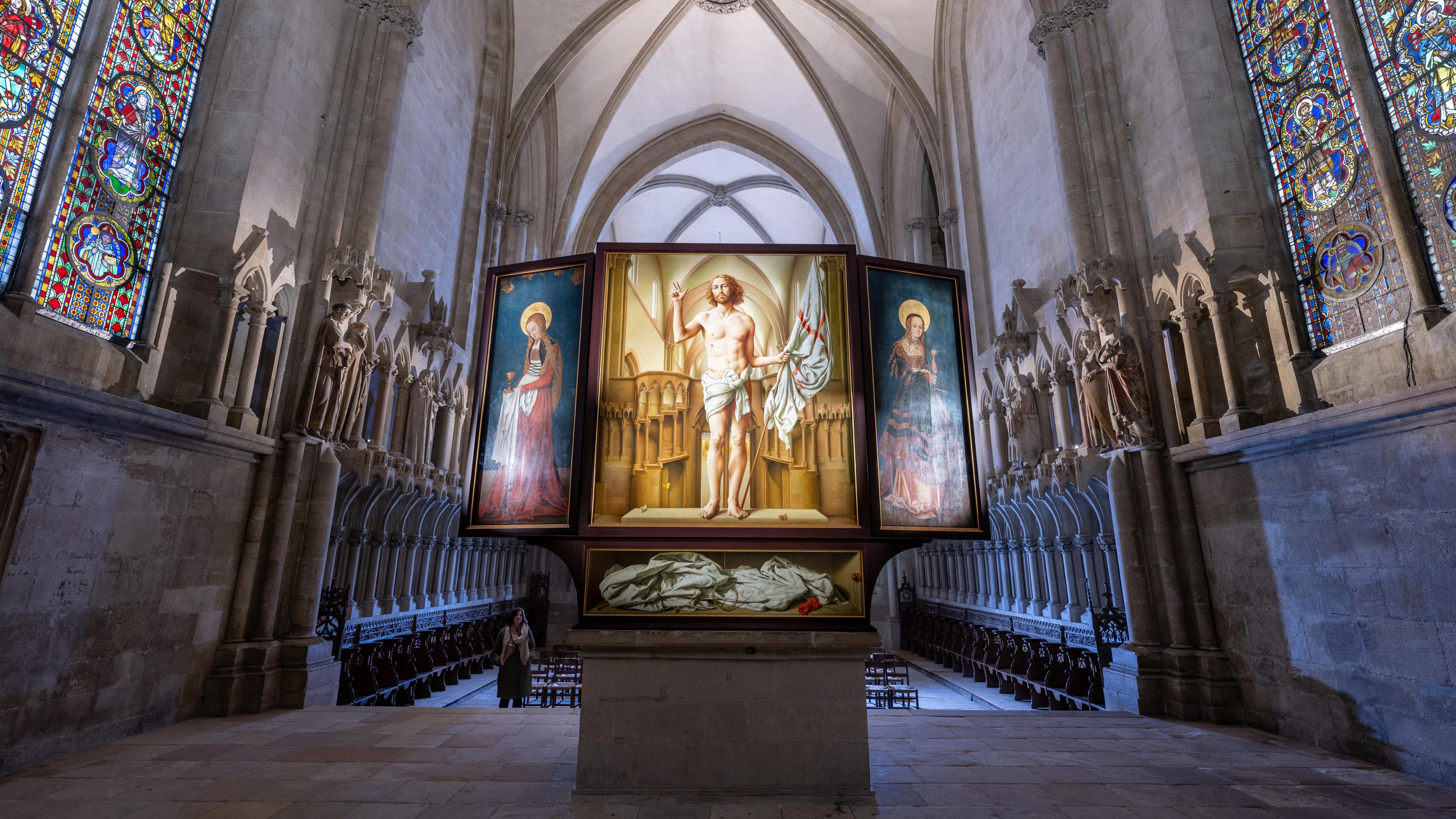 Abbildungen der Heiligen Katharina (l) und der Heiligen Barbara (r) von Lucas Cranach dem Älteren sind auf dem Marienaltar im Westchor des Doms in Naumburg zu sehen.