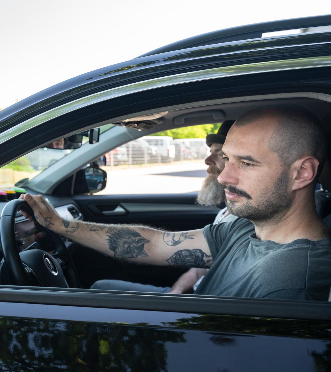 Niklas Schweitzer sitzt am Steuer eines Autos der Fahrschule. Sein Fahrlehrer Axel Steinadler sitzt neben ihm.