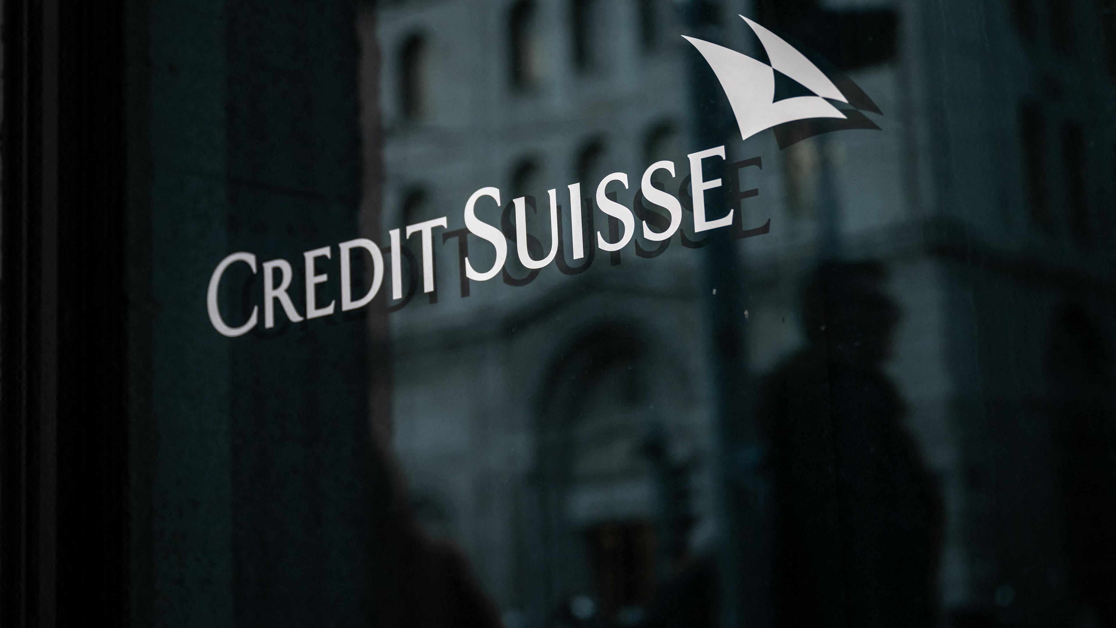 Auf dem Filialgebäude in Genf ist ein Schild der Credit Suisse Bank zu sehen