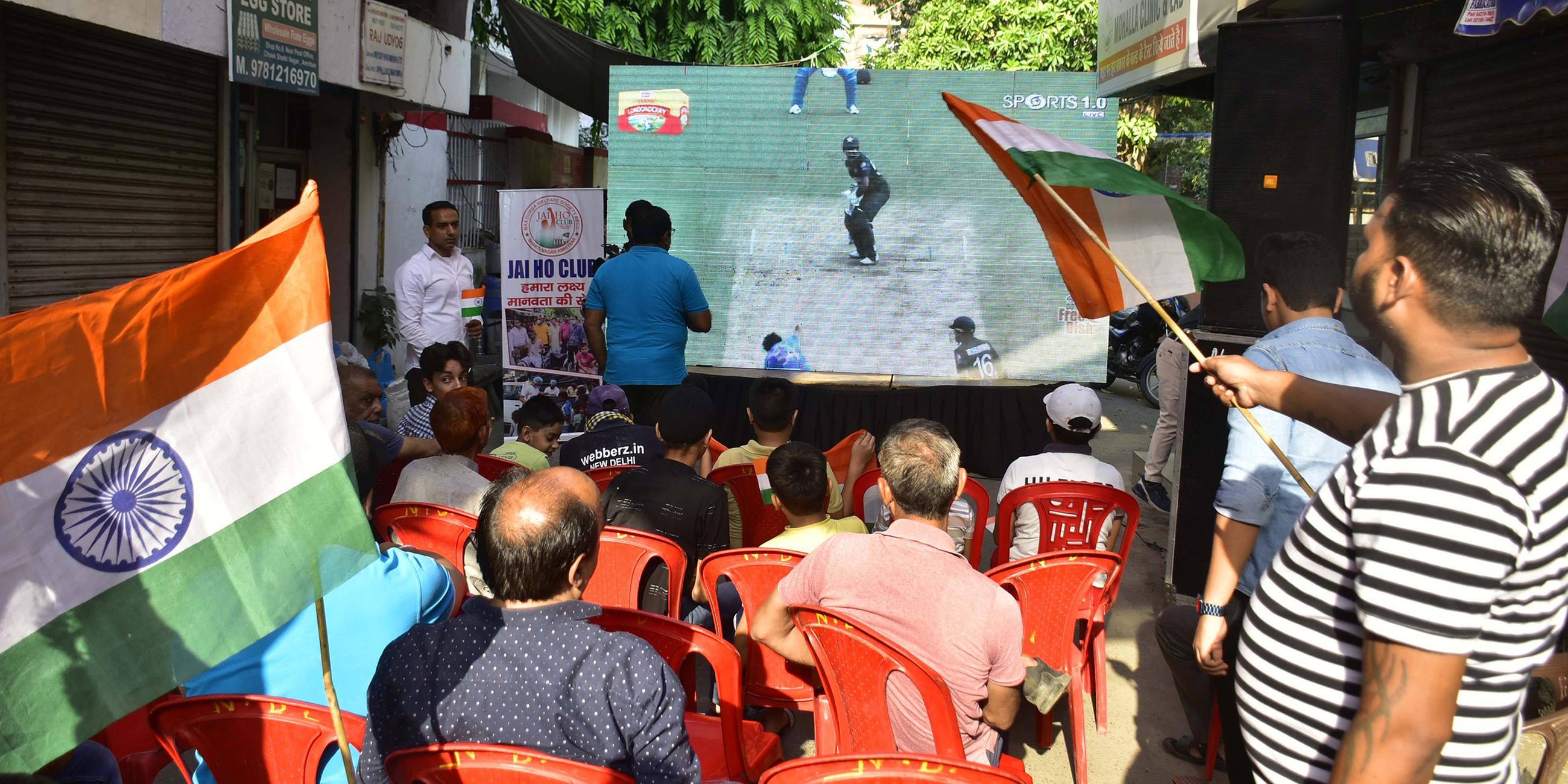 Cricket-Fans im ganzen Land feiern Indiens Sieg über Pakistan bei der Weltmeisterschaft 2023 