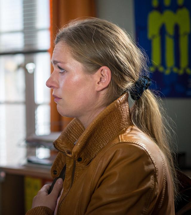 "Notruf Hafenkante - Crystal": Im Büro steht der Polizeibeamte Hans Moor (Bruno F. Apitz) seiner Tochter Nelly (Lisa Marie Fix) gegenüber. Sie sehen sich in die Augen.