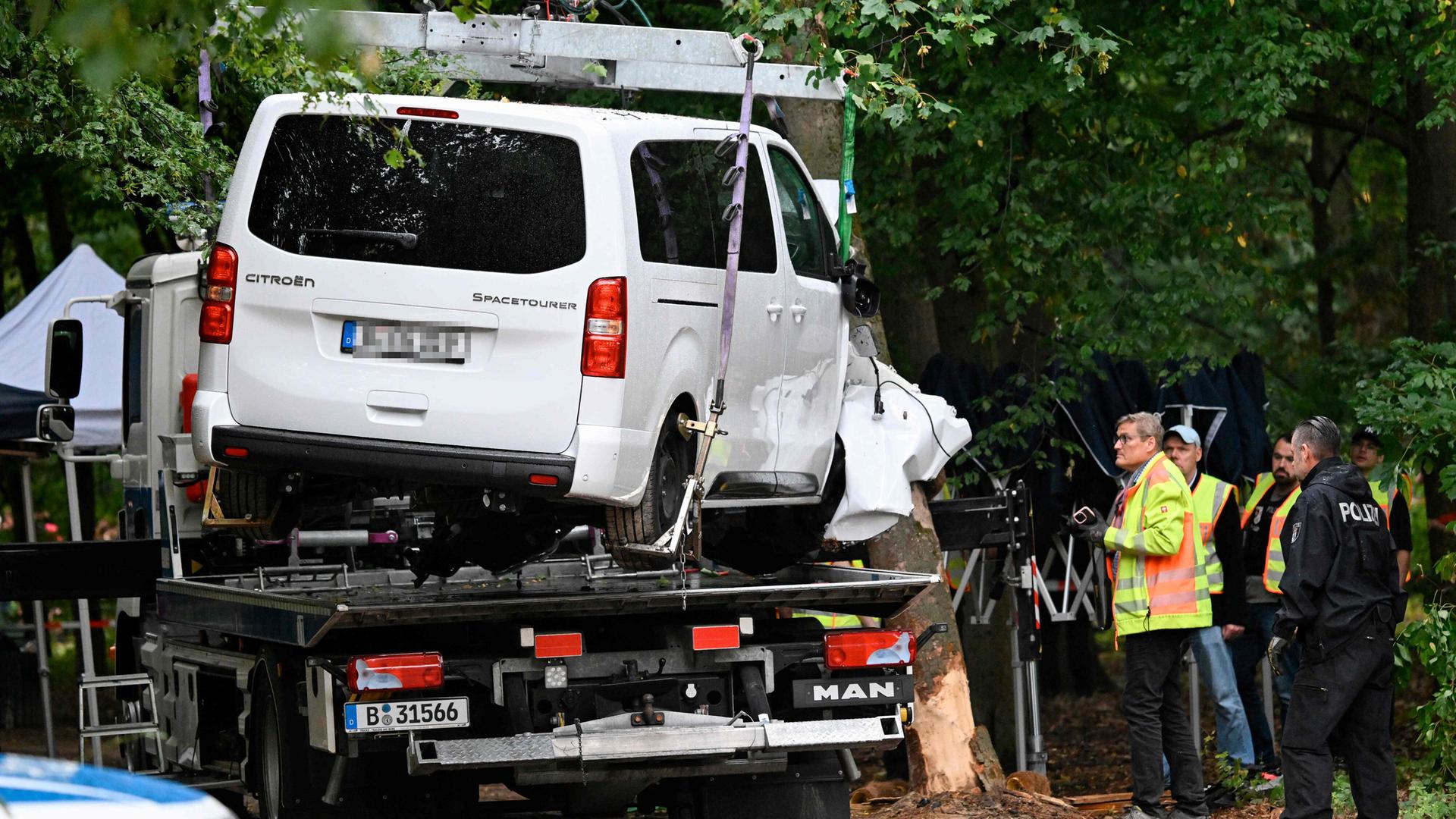 Die Polizei lässt den Transporter im Berliner Tiergarten auf einen Abschleppwagen laden.