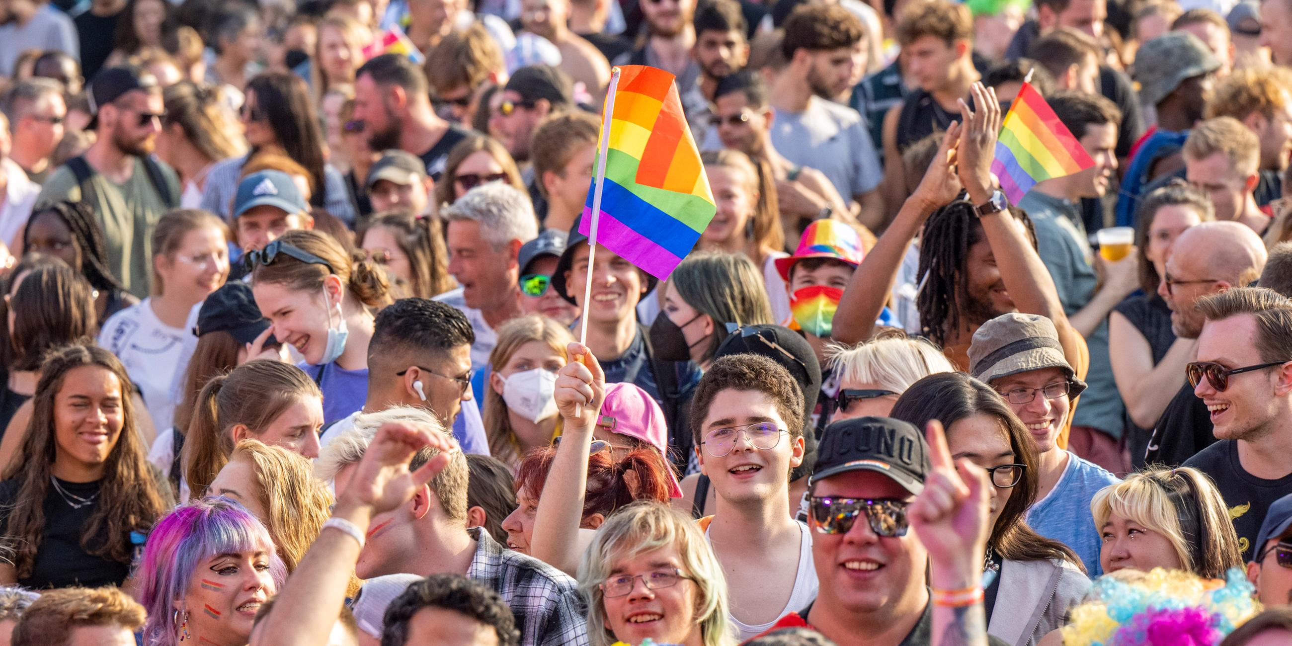 Zahlreiche Menschen feiern beim Christopher Street Day (CSD) in Berlin am 23.07.2022.