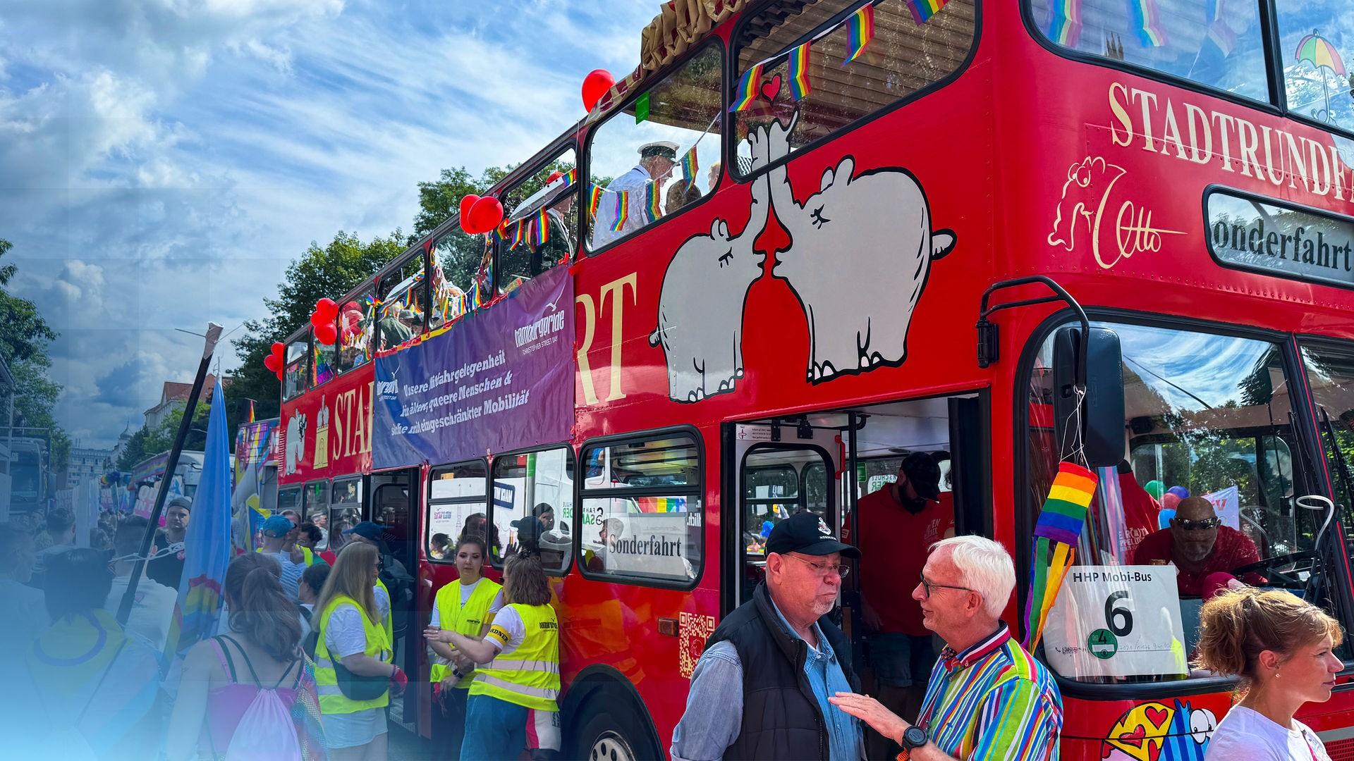 Roter Doppeldecker Bus bei Pride in Hamburg.