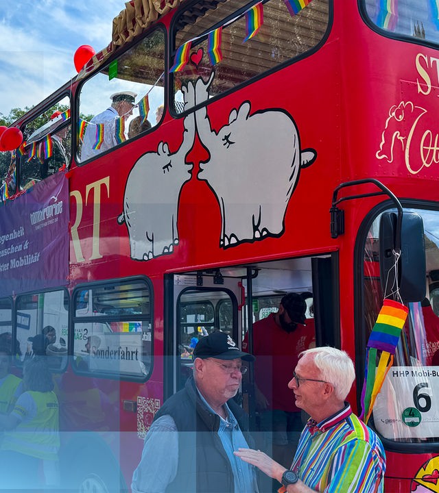 Roter Doppeldecker Bus bei Pride in Hamburg.