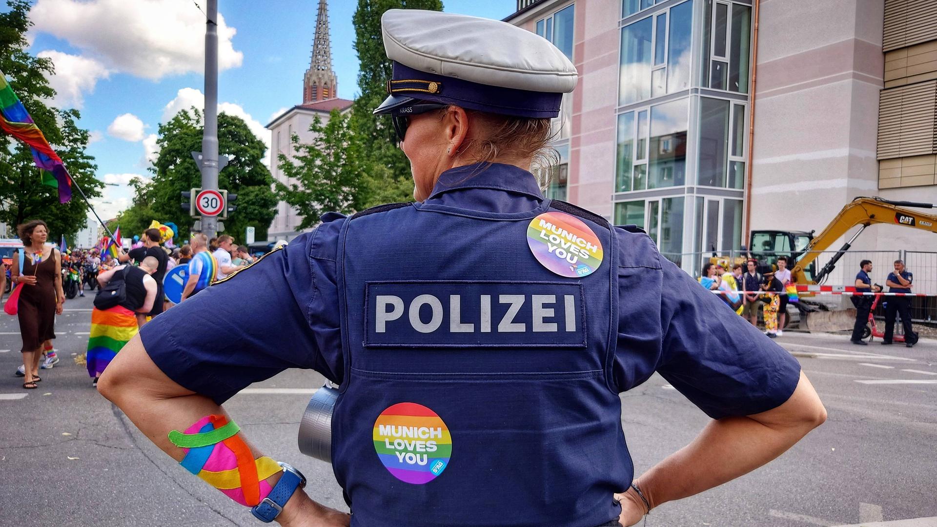 Polizistin mit Pride-Aufklebern 