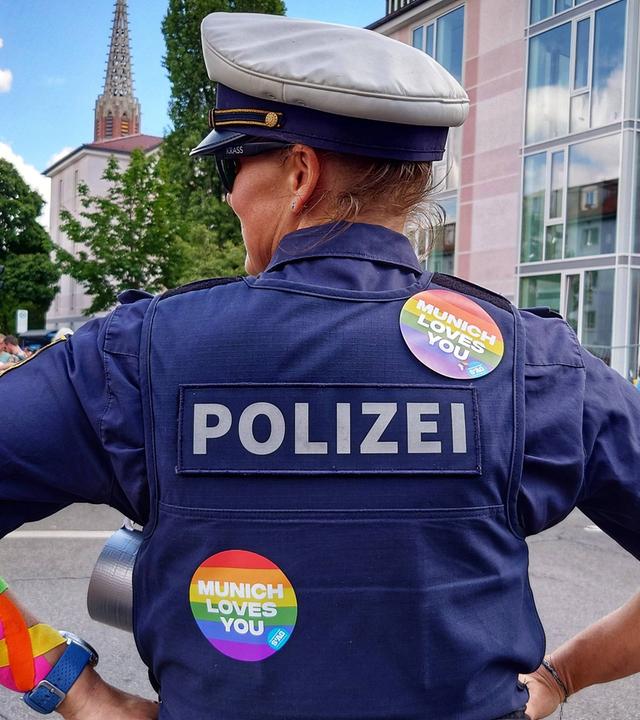 Polizistin mit Pride-Aufklebern 