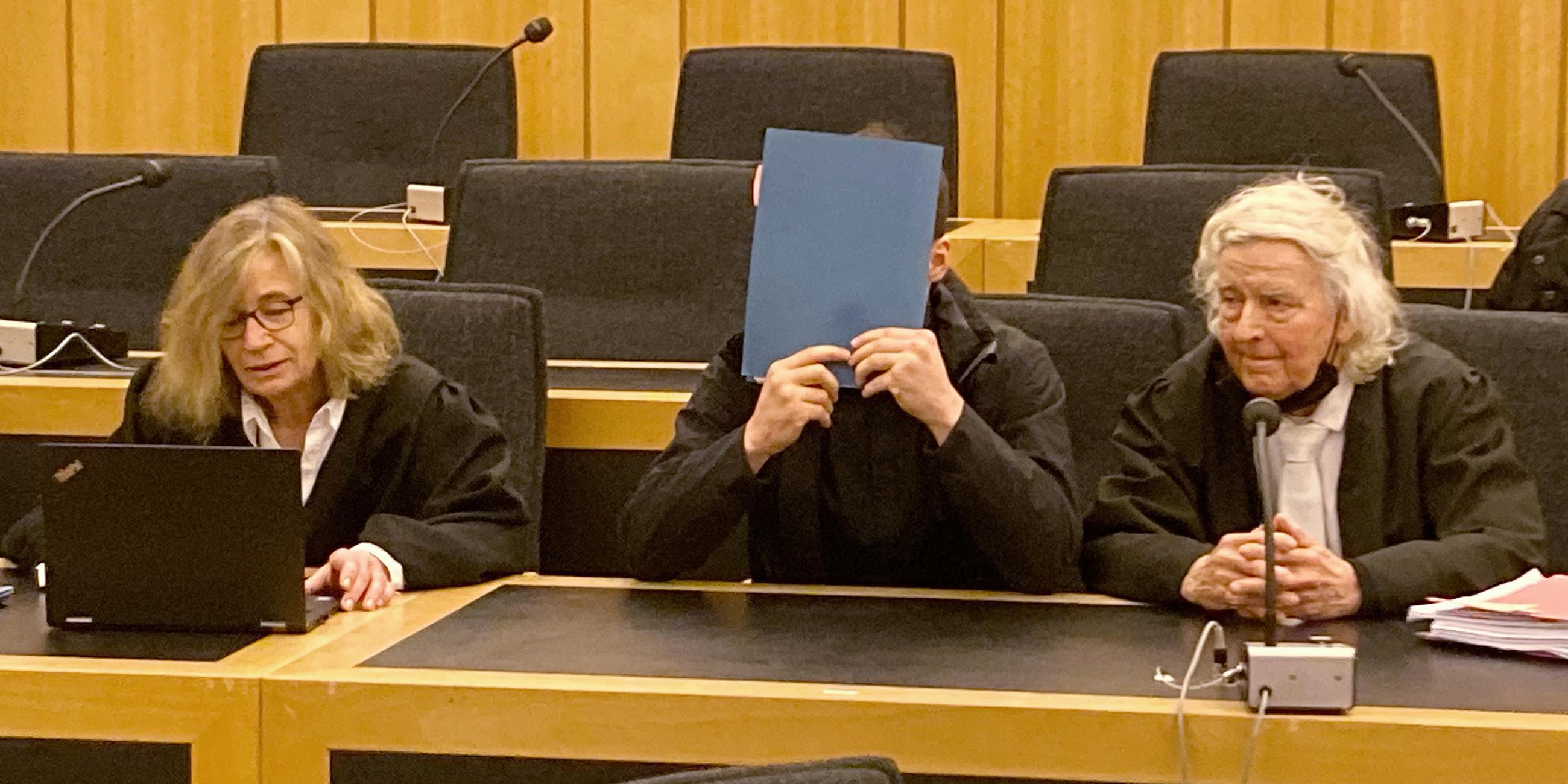 Der 20 Jahre alte Angeklagte sitzt zwischen seiner Pflichtverteidigerin Ulrike Baumann (l) und dem Anwalt Siegmund Benecken (r) im Gerichtssaal. 