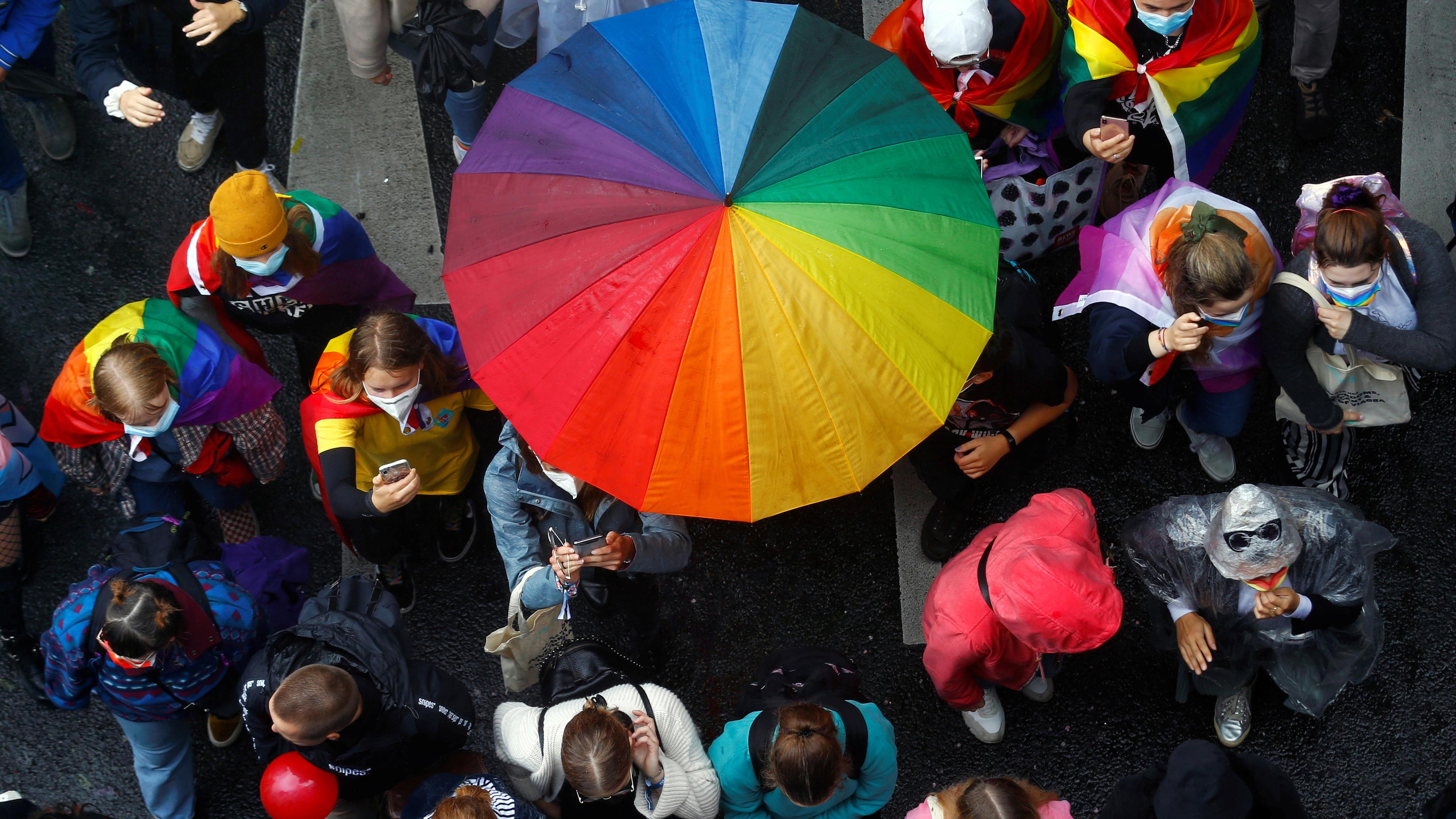 Feiernde Menshen auf der Pride Parade in Köln