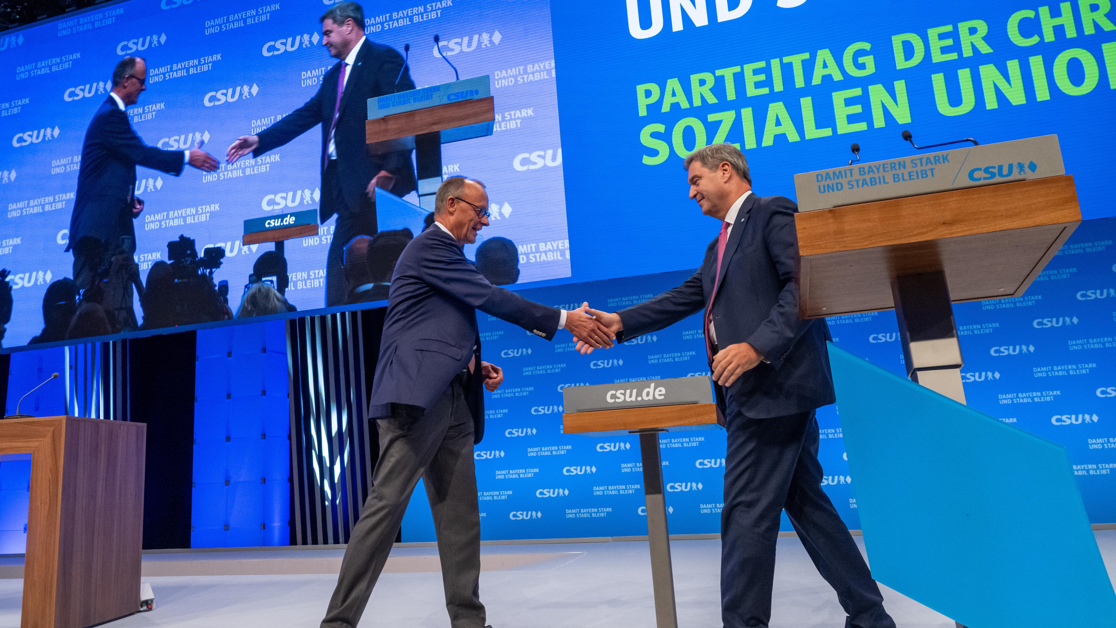 23.09.2023, Bayern, München: Friedrich Merz (l), CDU-Vorsitzender, und Markus Söder (r), CSU-Parteivorsitzender, nehmen am Parteitag der CSU teil. 