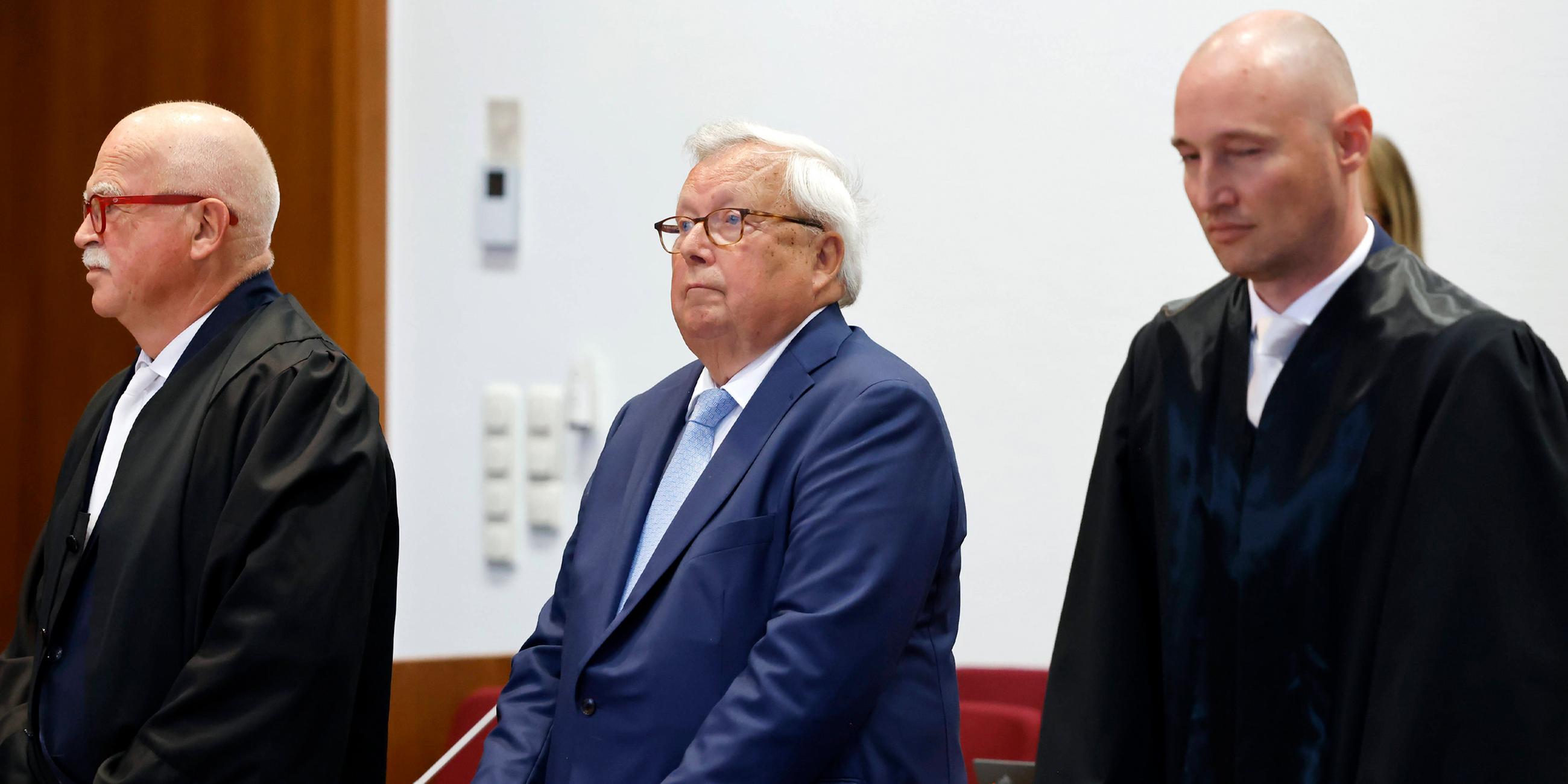 Bankier Christian Olearius als Angeklagter zwischen seinen Anwälten bei seinem Prozess vor dem Bonner Landgericht am 18.09.2023.