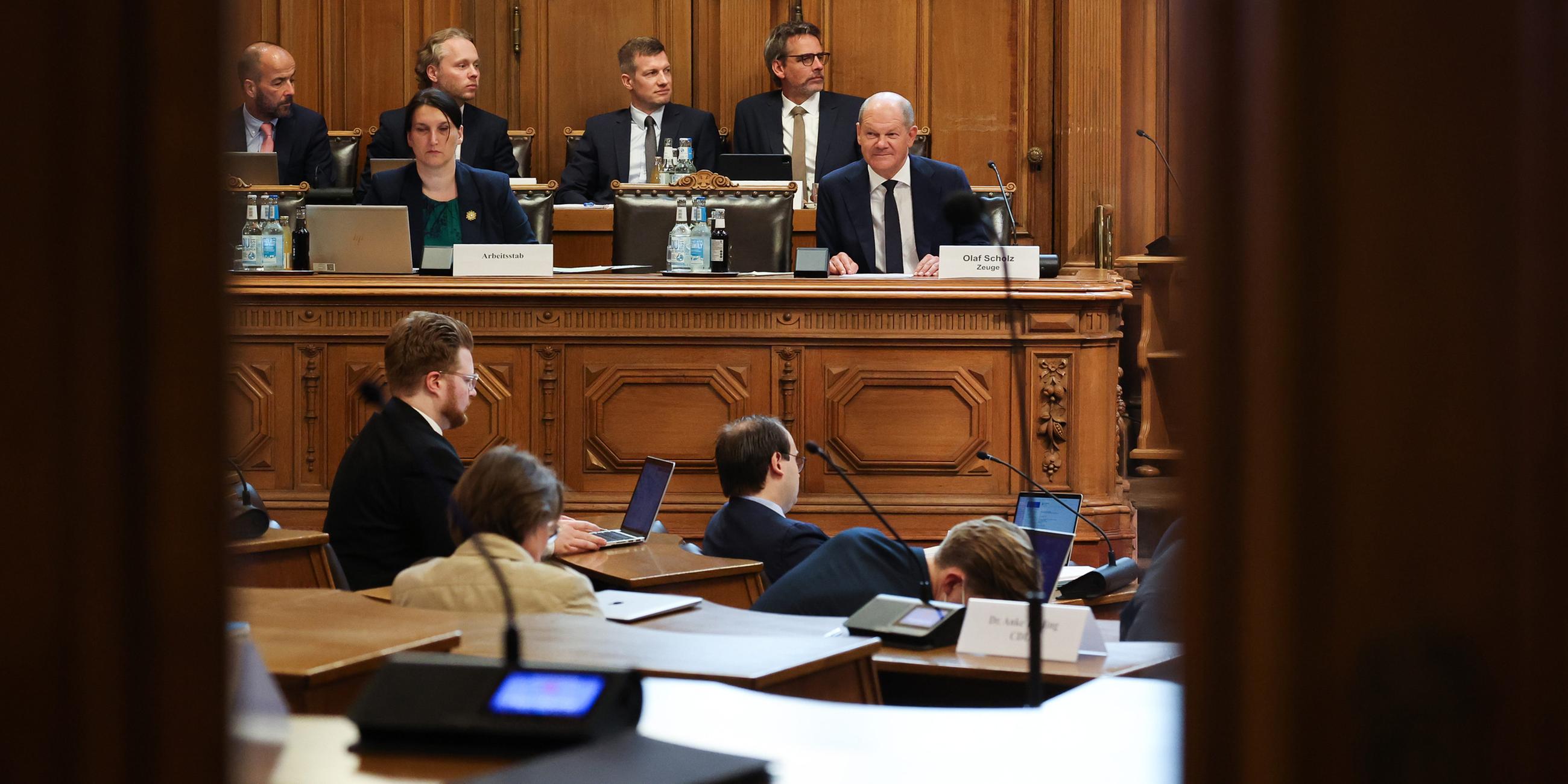 Olaf Scholz auf der Senatsbank vor Beginn einer Sitzung des Parlamentarischen Untersuchungsausschusses „Cum-Ex“ im Plenarsaal der Hamburgischen Bürgerschaft im Rathaus. (19.08.2022)