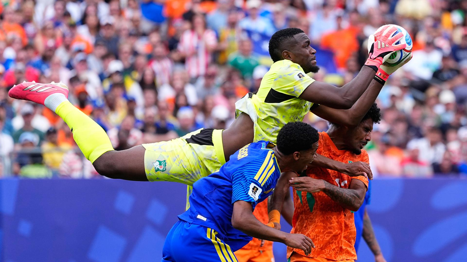 Yahia Fofana (Elfenbeinküste) fängt im WM-Gruppenspiel der FIFA Fußball-WM 2026 gegen Curaçao einen Ball ab.