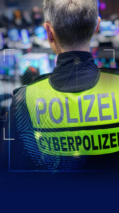 Symbolbild: Polizist von hinten - Aufschrift auf Rücken "Polizei Cyberpolizei" steht in Raum mit vielen Computern. Links daneben: Lichtschematische Darstellung eines Fingerabdrucks.