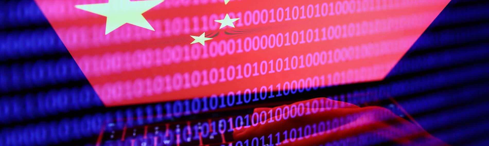 Die Flagge Chinas auf einem Laptop-Bildschirm und der auf einem Bildschirm angezeigte Binärcode sind auf diesem Illustrationsfoto mit Mehrfachbelichtung