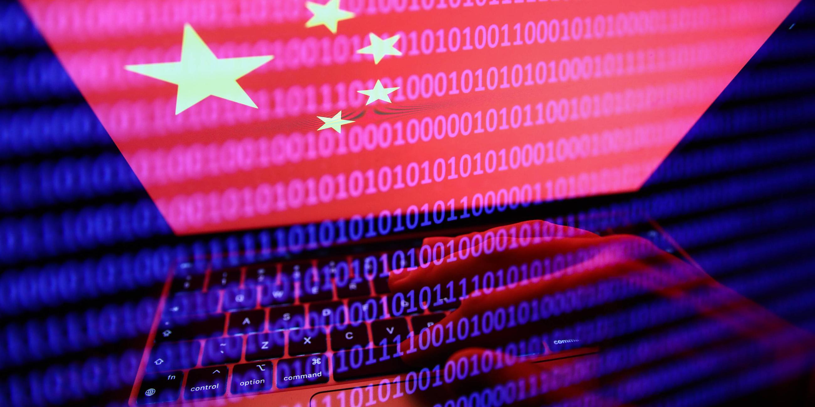 Die Flagge Chinas auf einem Laptop-Bildschirm und der auf einem Bildschirm angezeigte Binärcode sind auf diesem Illustrationsfoto mit Mehrfachbelichtung