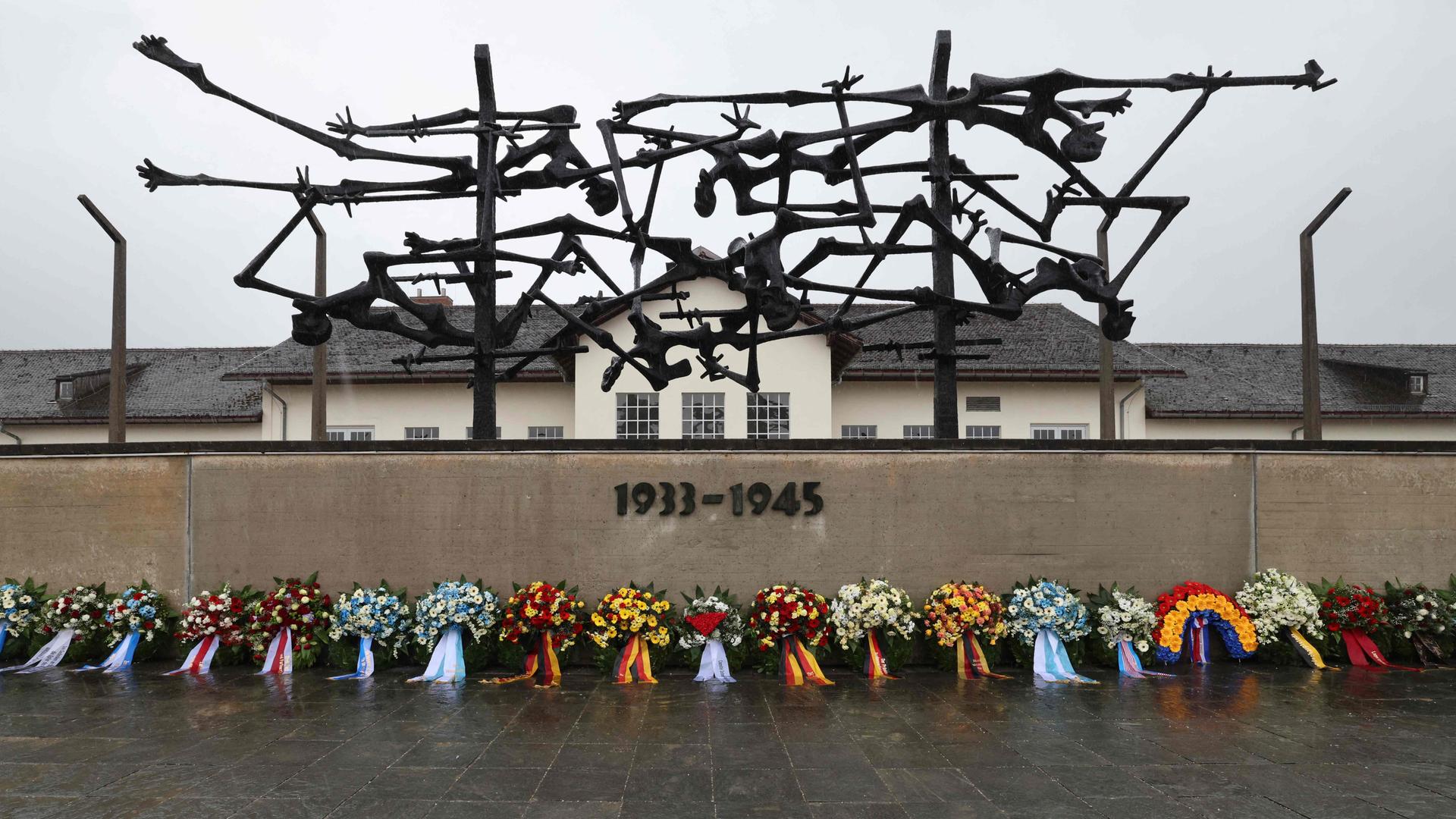 Gedenkfeier an das KZ-Dachau - Zu sehen sind Blumenkränze vor dem Mahnmal des KZ-Dachau