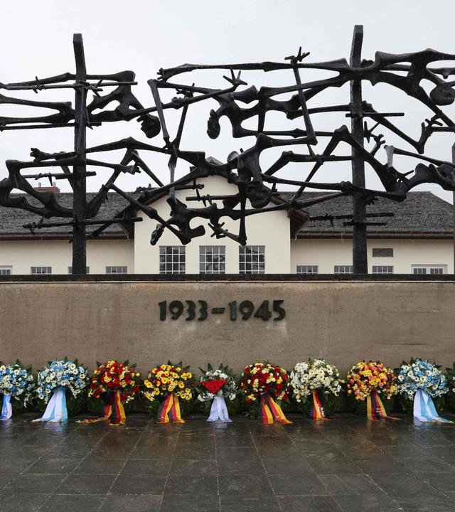 Gedenkfeier an das KZ-Dachau - Zu sehen sind Blumenkränze vor dem Mahnmal des KZ-Dachau