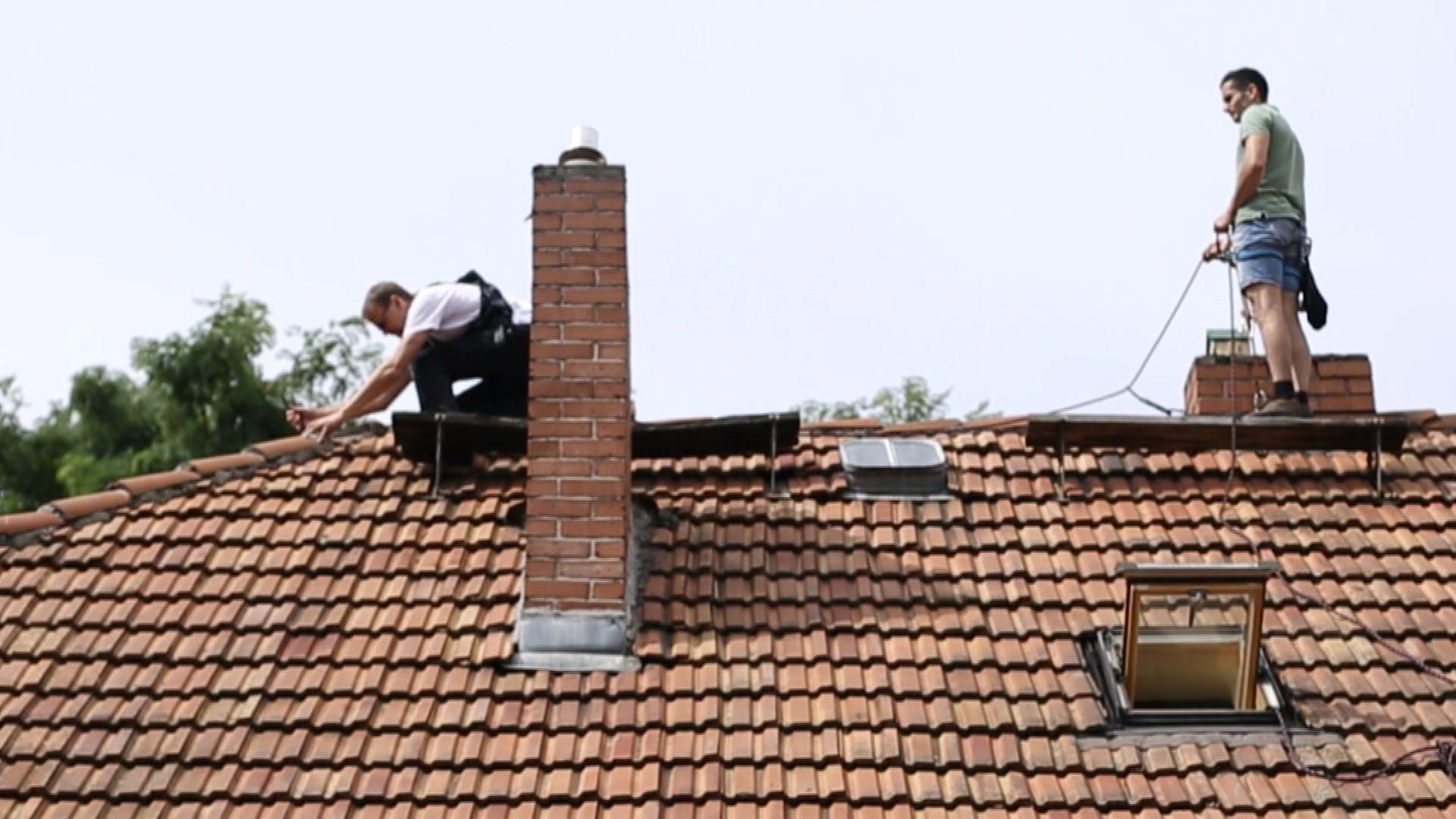 Dachdecker bei der Arbeit