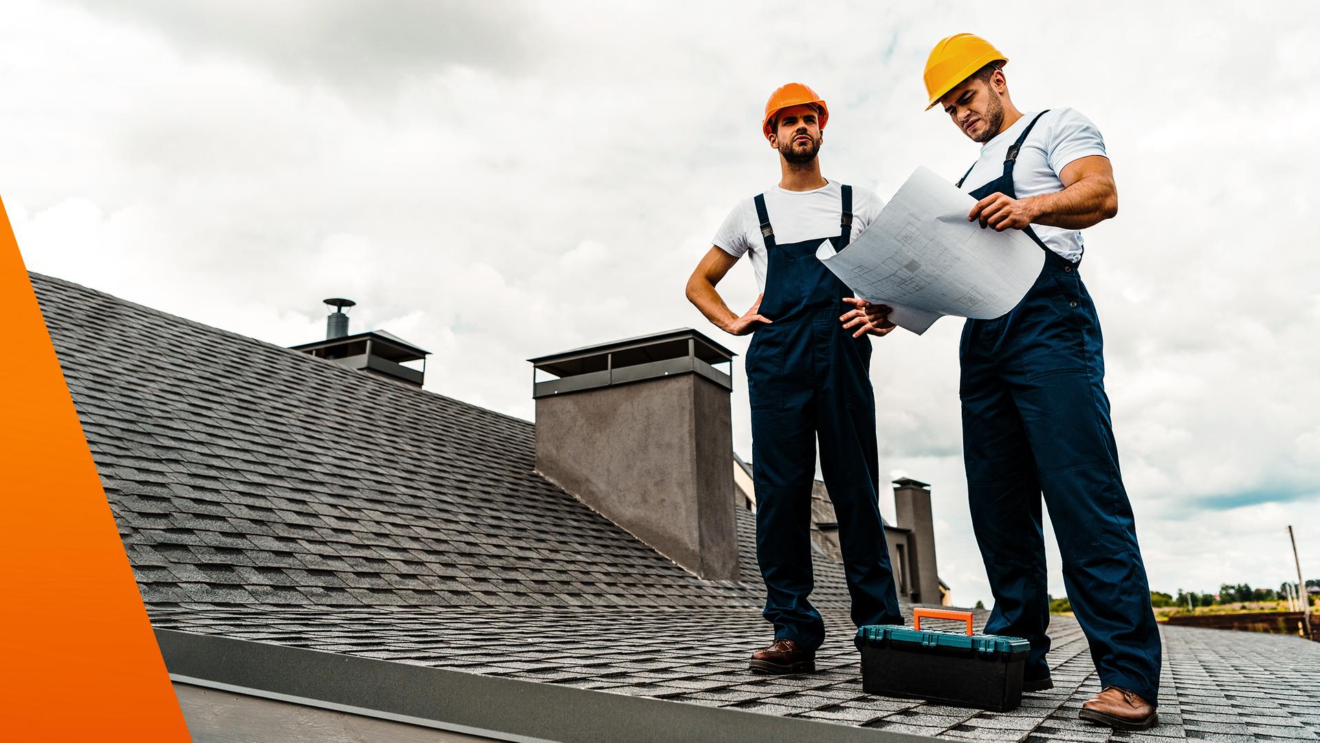 Zwei Männer überprüfen ein Dach eines Hauses