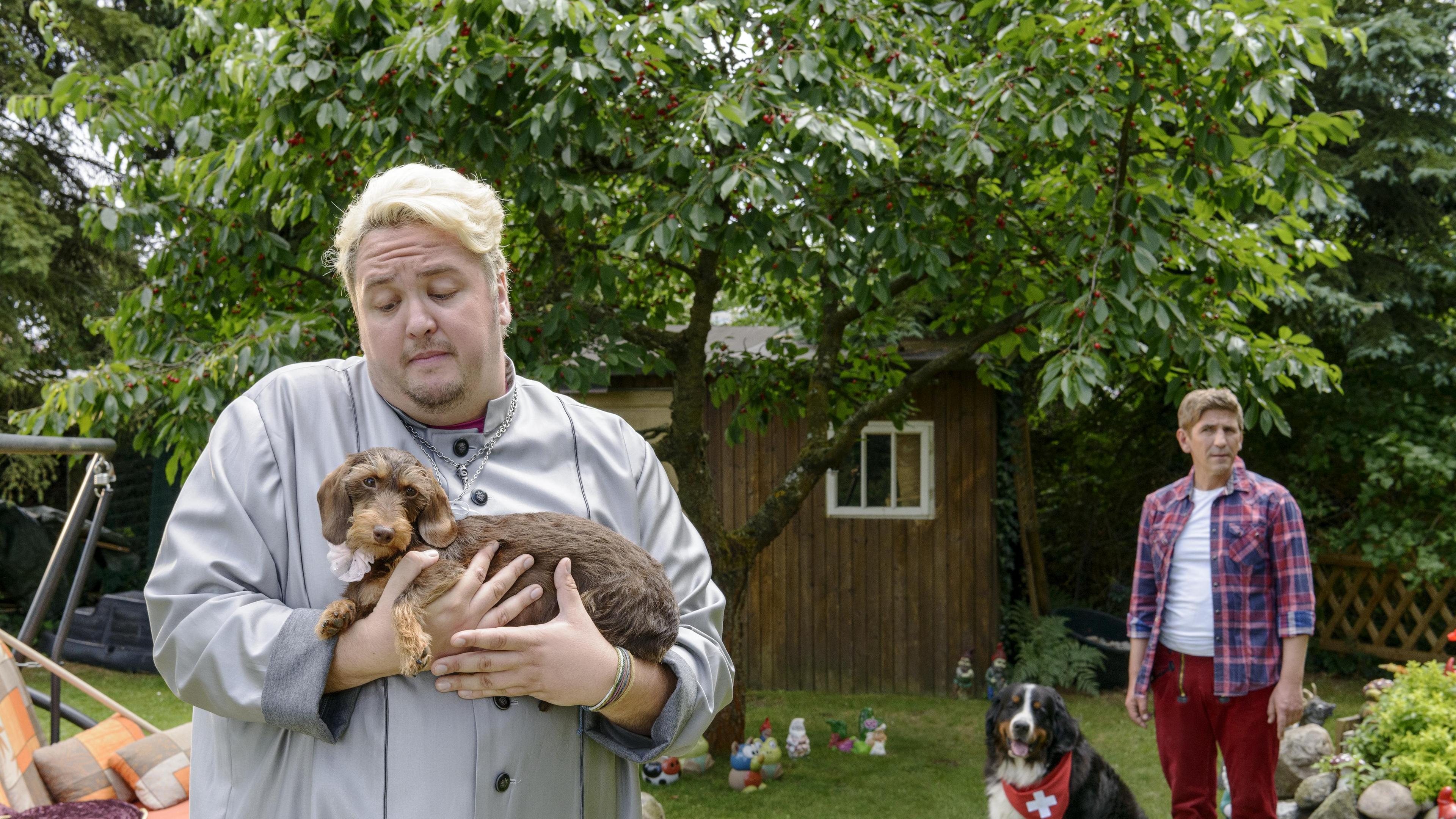 Paschulkes Neffe mit Dackel Daisy und im Hintergrund Fritz Fuchs mit Keks