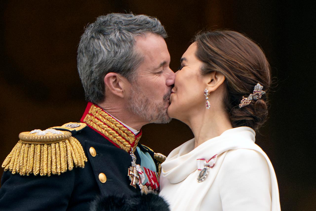 Zum Thronwechsel in Dänemark küssen sich König Frederik und Königin Mary öffentlich.