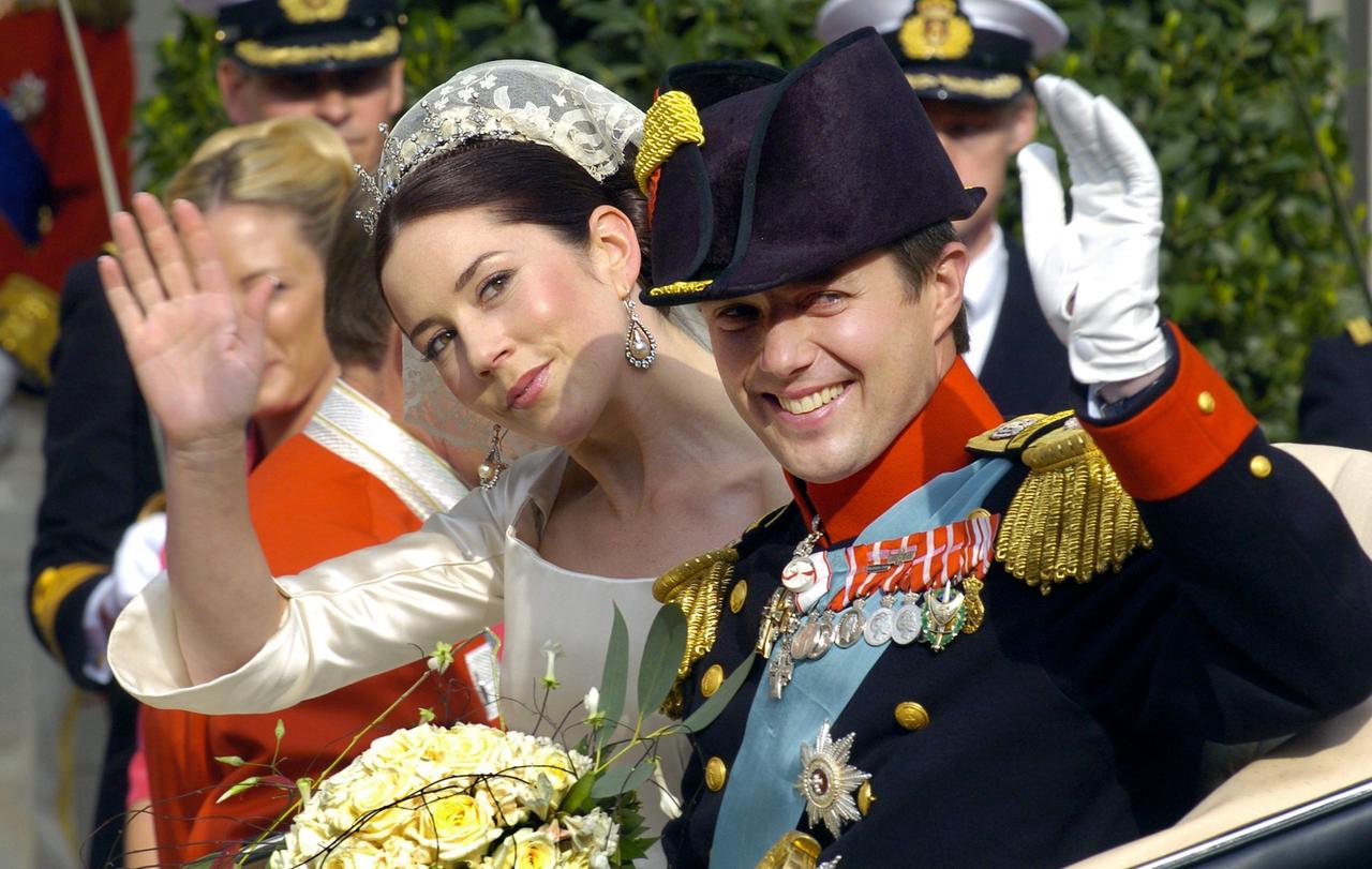 König Frederik und Königin Mary von Dänemark nach ihrer Trauung in einer Kutsche.