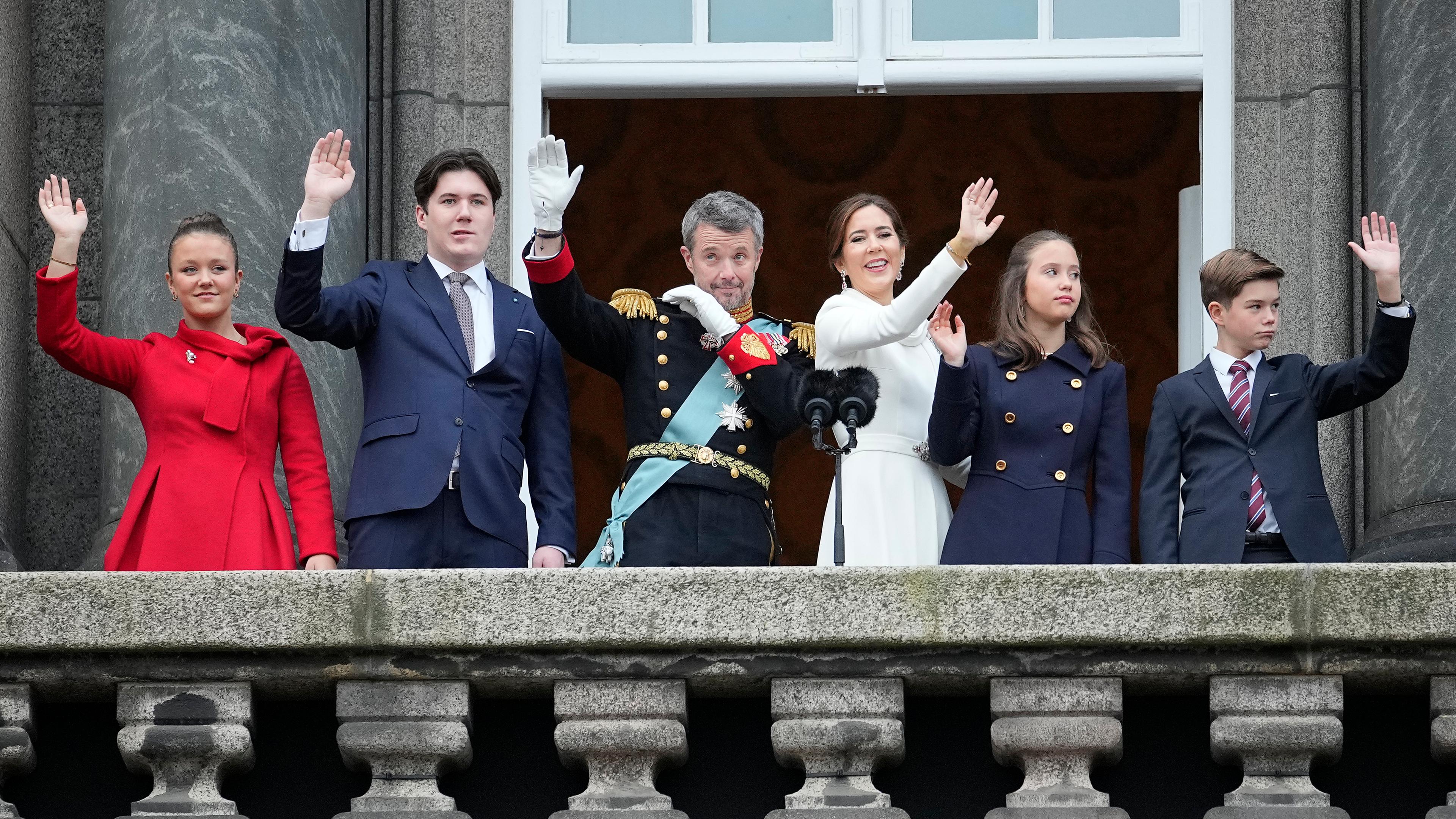 Dänmarks König Frederik X, Königin Mary zusammen mit ihren Kindern Prinzessin Josephine, Krinprinz Christian, Prinzessin Isabella und Prinz Vincent auf dem Balkon des Palastes Christiansborg in Kopenhagen.