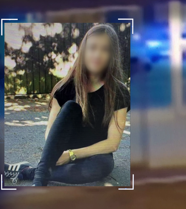 Junge Frau mit langen Haaren, sitzt auf dem Boden. Sie hat ein schwarzes Oberteil an, trägt eine Jeans und eine goldene Armbanduhr. Im Hintergrund: Standbild aus einem Überwachungsvideo zeigt ein Auto von hinten. Die erleuchteten Rücklichter sind zu erkennen. Links daneben: Lichtschematische Darstellung eines Fingerabdrucks.