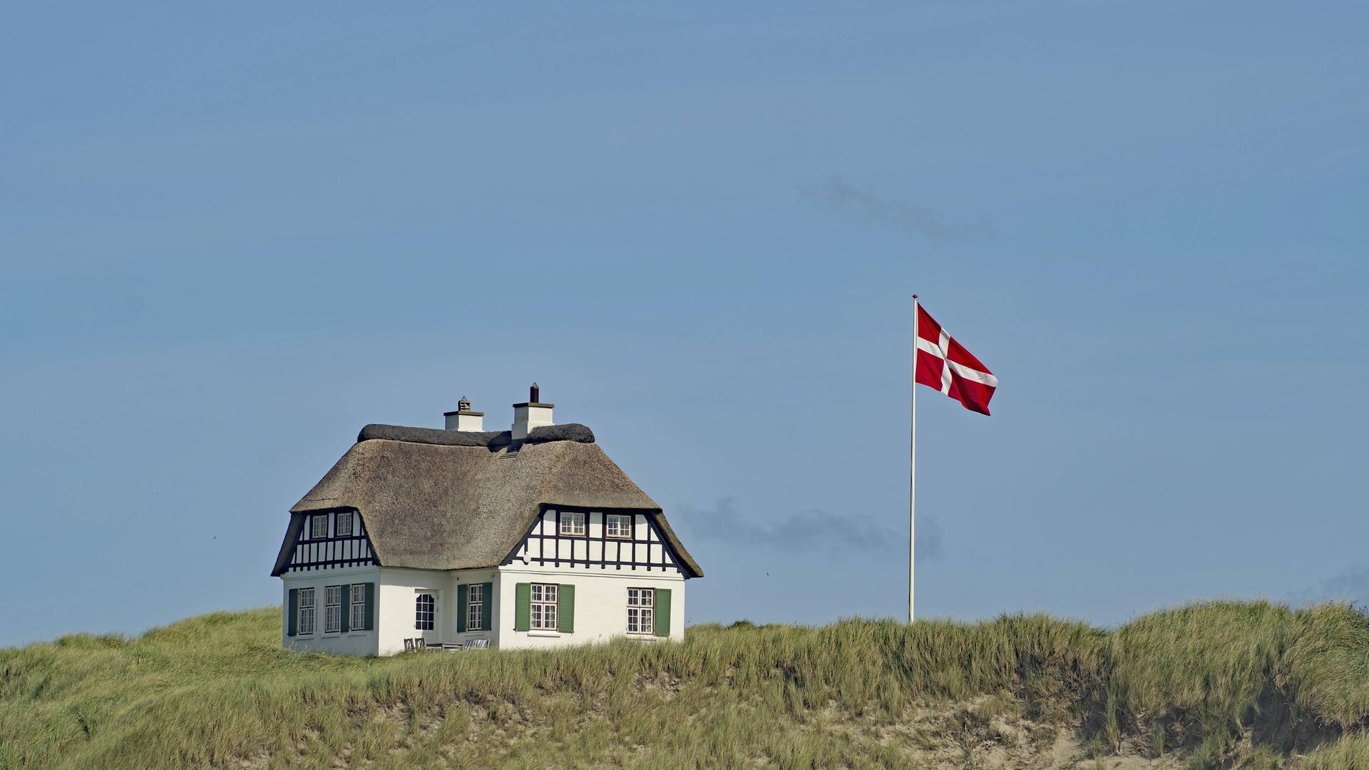 Dänisches Haus mit gehisster Dänemark-Fahne