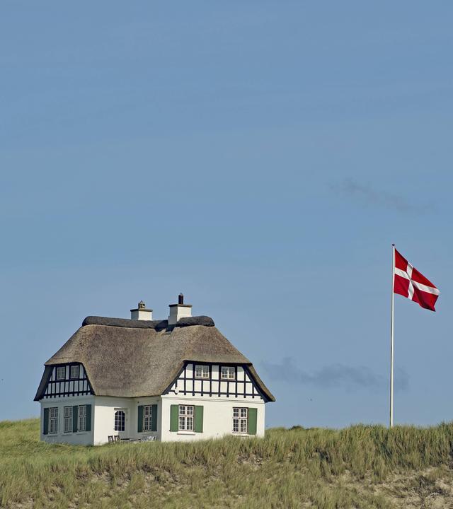 Dänisches Haus mit gehisster Dänemark-Fahne