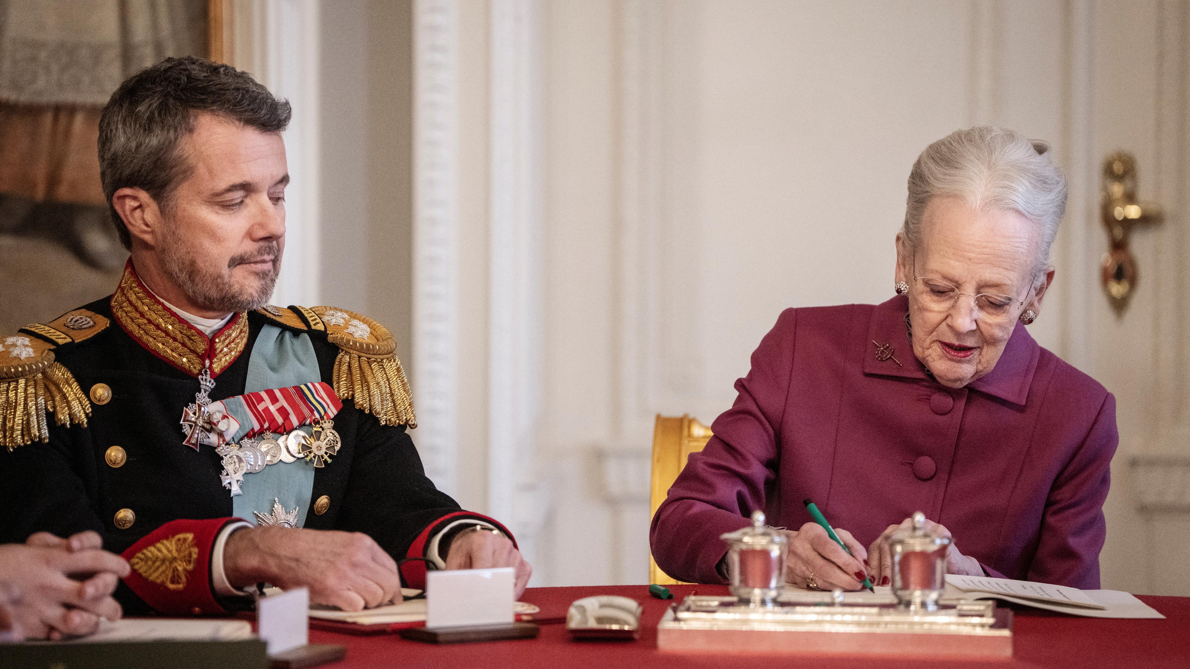 Dänemarks Königin Margrethe unterzeichnet im Staatsrat von Schloss Christiansborg nach 52 Jahren Regierungszeit eine Abdankungserklärung. 