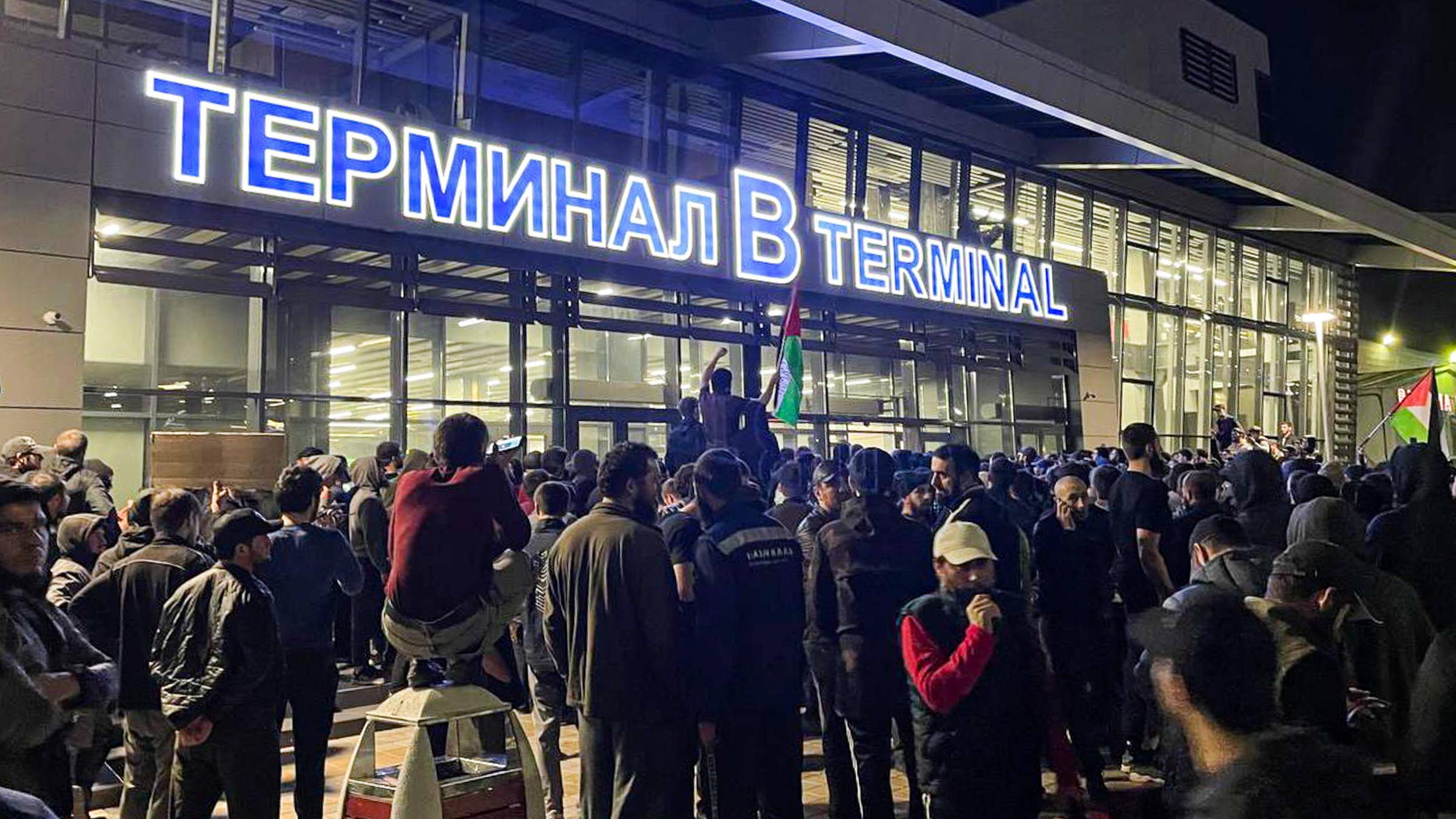 Menge stürmt Flughafen in Dagestan