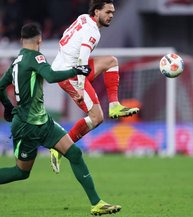 Leipzigs linker Verteidiger Max Finkgräfe kann im Zweikampf mit Wolfsburgs Flügelspieler Adam Daghim den Ball behaupten