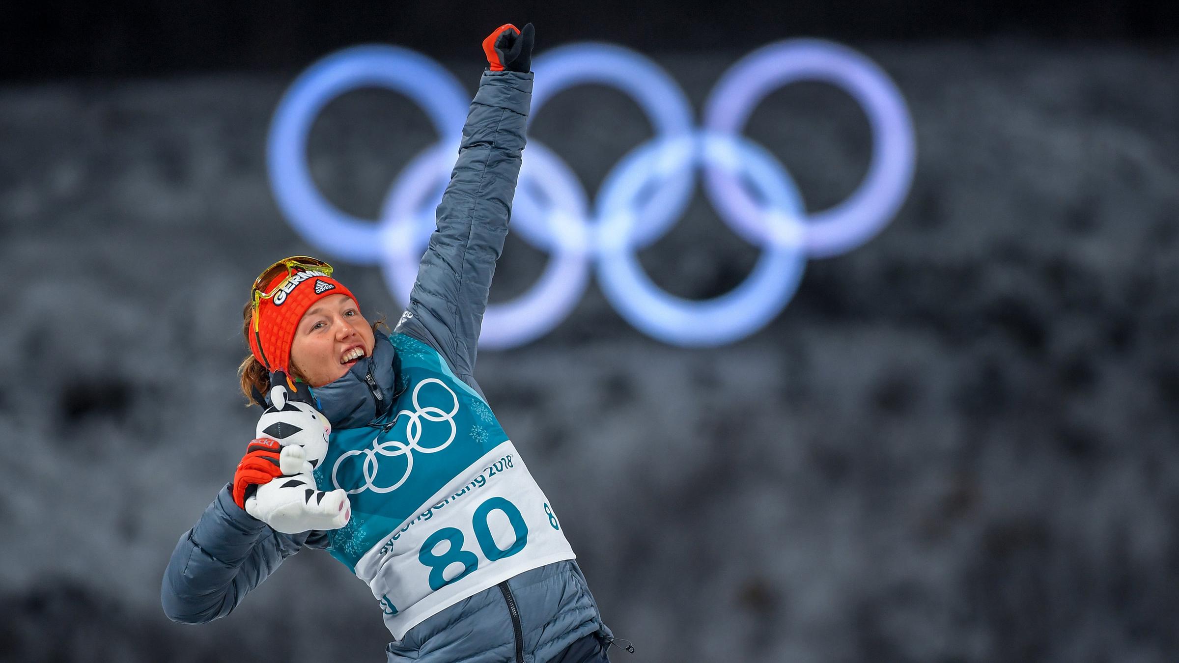 15.02.2018, Pyeongchang, Olympia, Biathlon: Laura Dahlmeier jubelt über ihre Bronzemedaille im Einzelrennen.