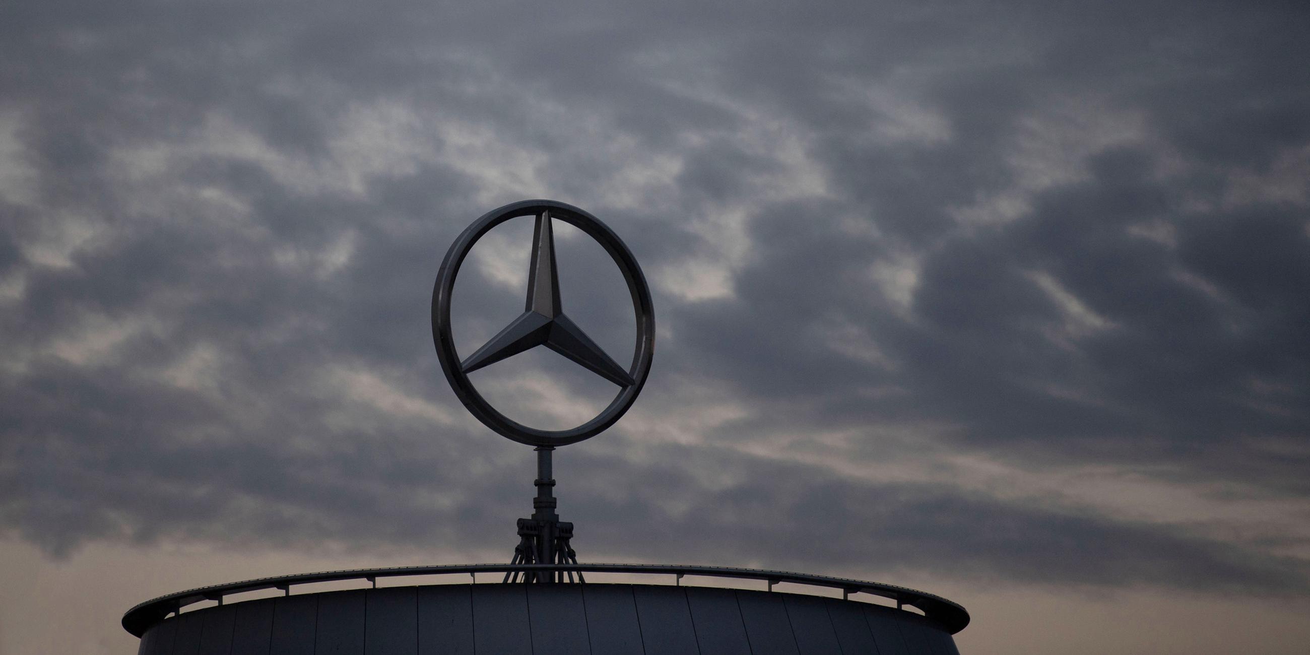 Der Mercedes-Stern ist an der Mercedes Benz-Hauptniederlassung in Untertürkheim am 08.07.2020