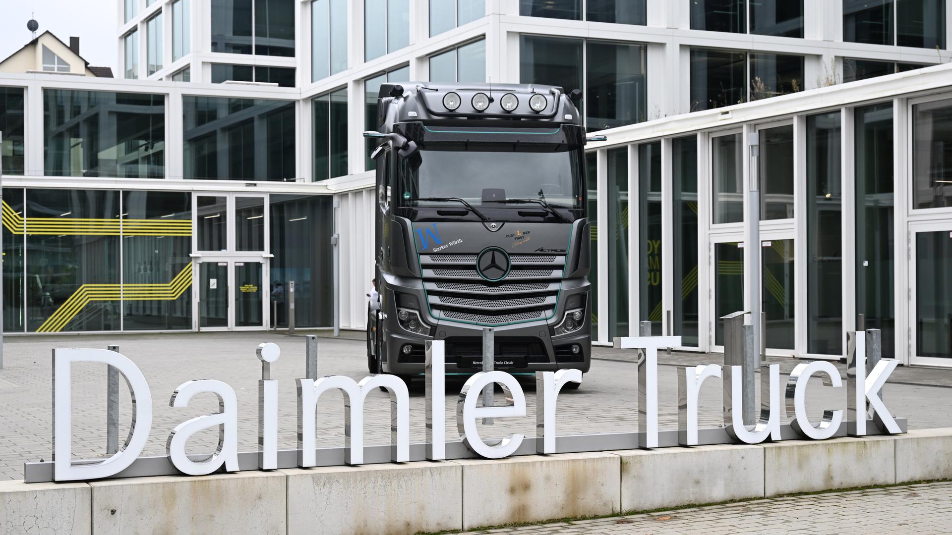 Der Schriftzug Daimler Truck ist an der Zentrale des Nutzfahrzeugherstellers angebracht.