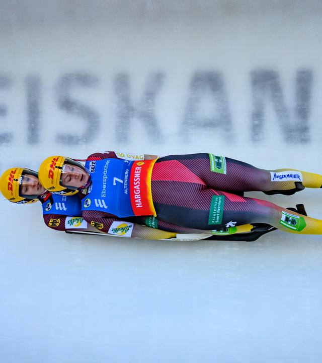 Rodel-Weltcup, Doppelsitzer der Frauen, 1. Durchgang – Dajana Eitberger und Magdalena Matschina (Deutschland) fahren die Bahn hinab.