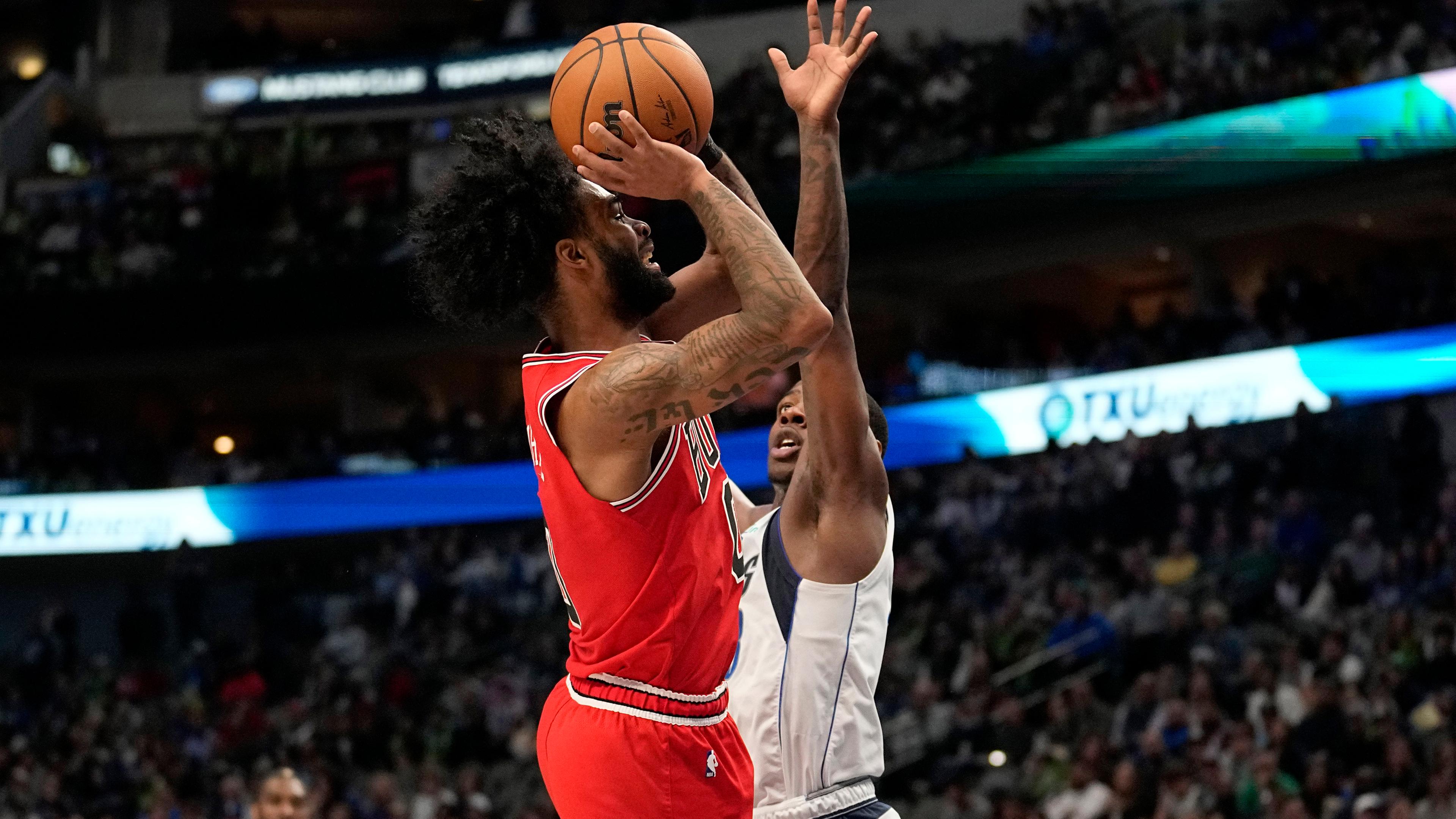 Coby White von Chicago Bulls, links, schießt, während McKinley Wright IV von Dallas Mavericks, rechts, in der zweiten Hälfte eines NBA-Basketballspiels am Freitag, den 7. 4. 2023, in Dallas verteidigt. 