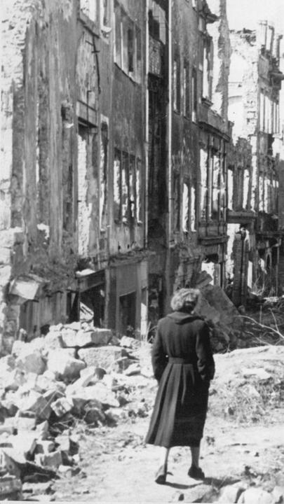 "Damals nach dem Krieg (2) Hunger und Hoffnung": Frau in den Ruinen von Dresden.