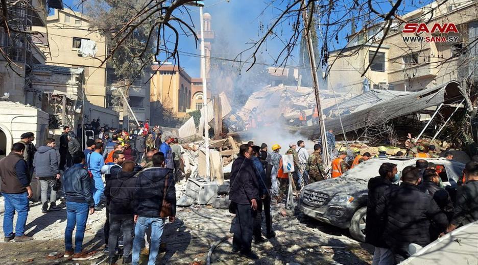 Menschen begutachten den Schaden am Ort eines israelischen Angriffs, Quellen zufolge, im Viertel Mazzeh in Damaskus, Syrien, 20.01.2024.