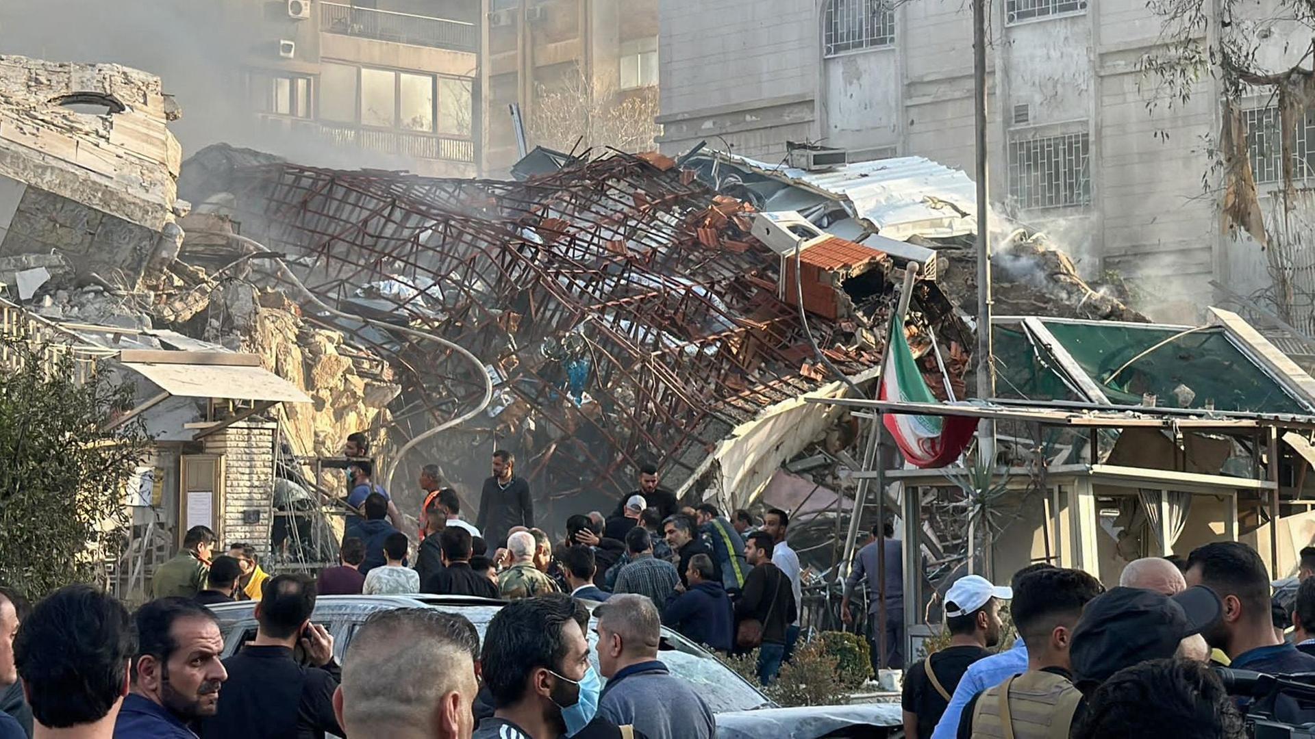 Das Bild zeigt ein zerstörtes Gebäude auf dem Gelände der iranischen Botschaft in Damaskus.
