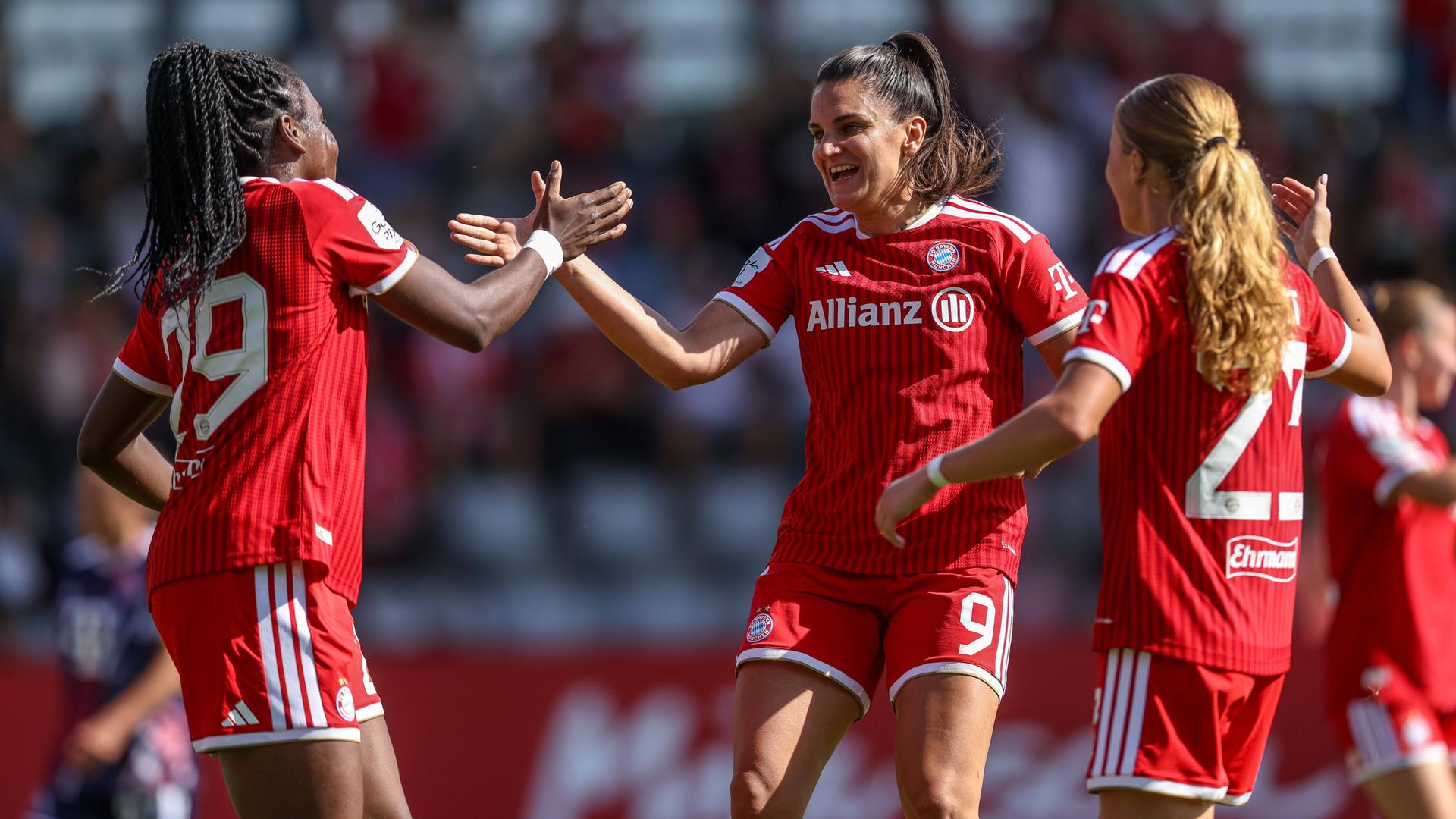 Bayerns Stürmerin Jovana Damnjanović klatscht nach ihrem Treffer zum 1:0 gegen den 1. FC Köln jubelnd ihre Mitspielerin Edna Imade ab