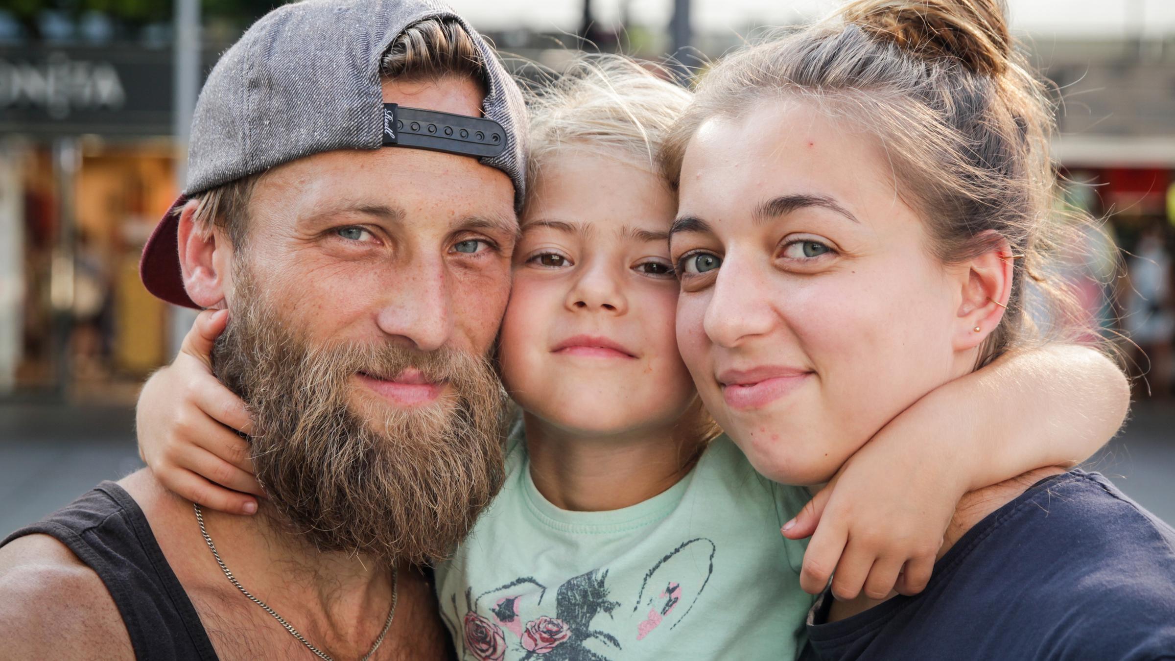 Rossi, seine Tochter Feenja und Joanna bei einer Straßenshow.