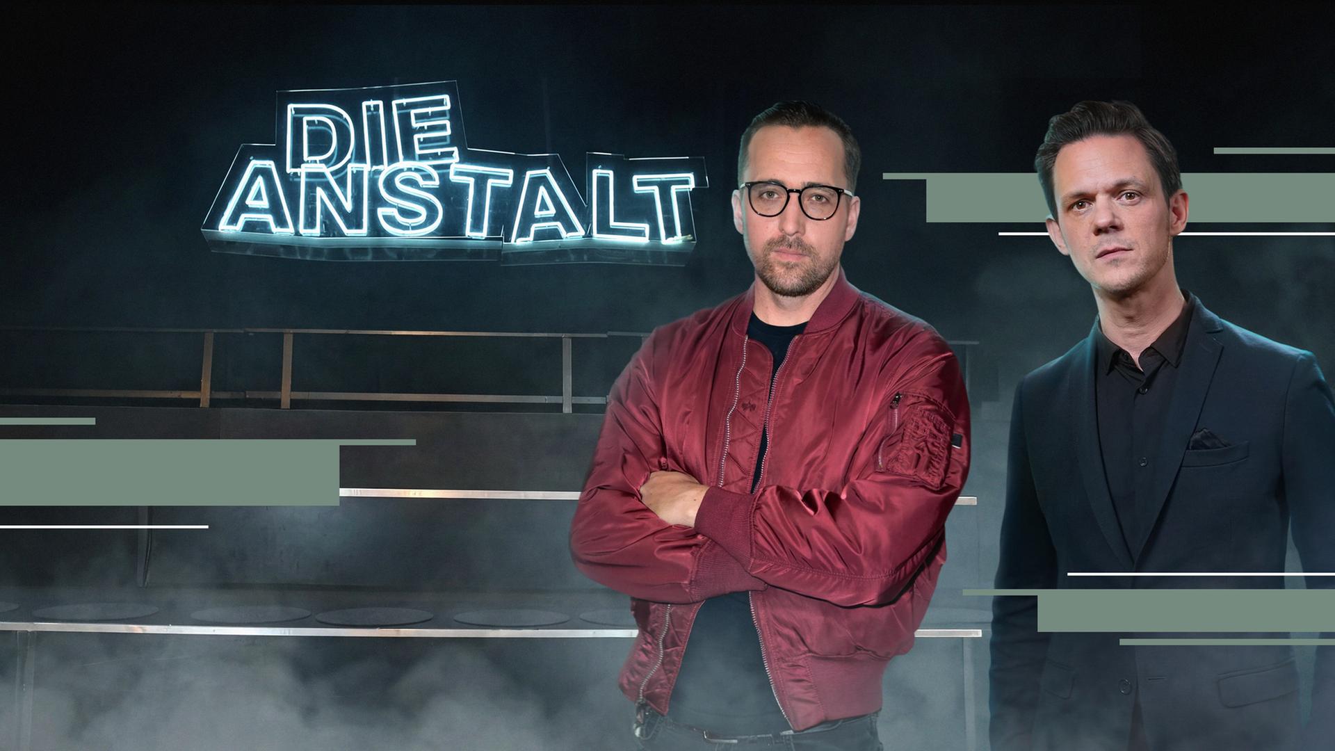 aspekte Moderator Jo Schück, der Musiker Danger Dan und ein Schild der Sendung "Die Anstalt"