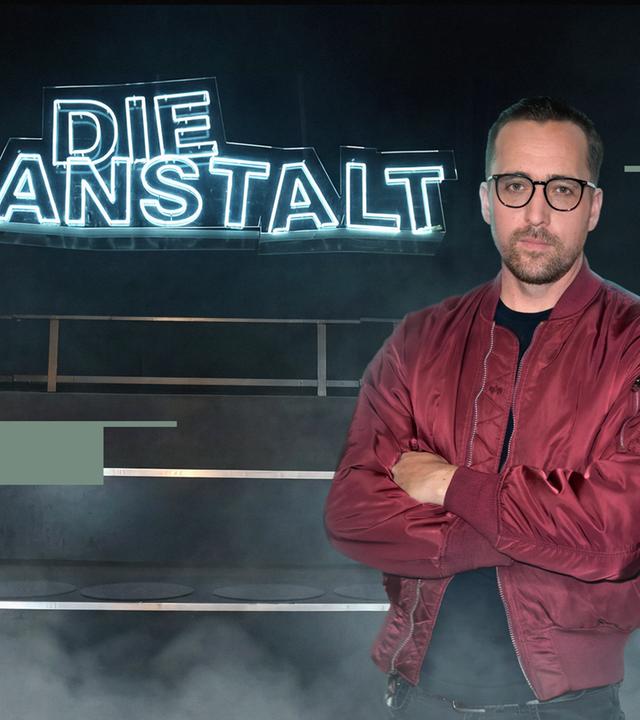 aspekte Moderator Jo Schück, der Musiker Danger Dan und ein Schild der Sendung "Die Anstalt"